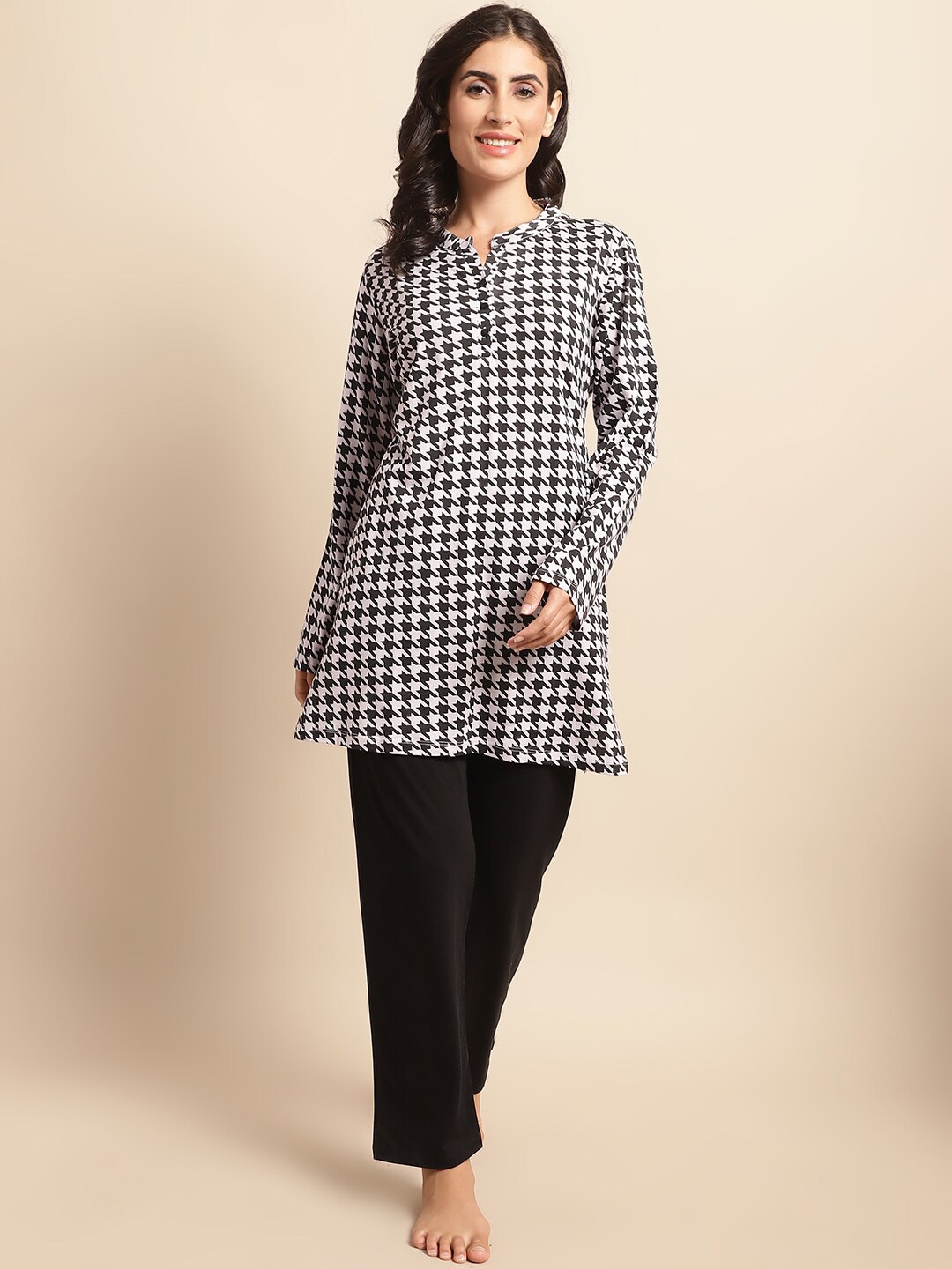 

Kanvin Women Printed Night Suit, Black