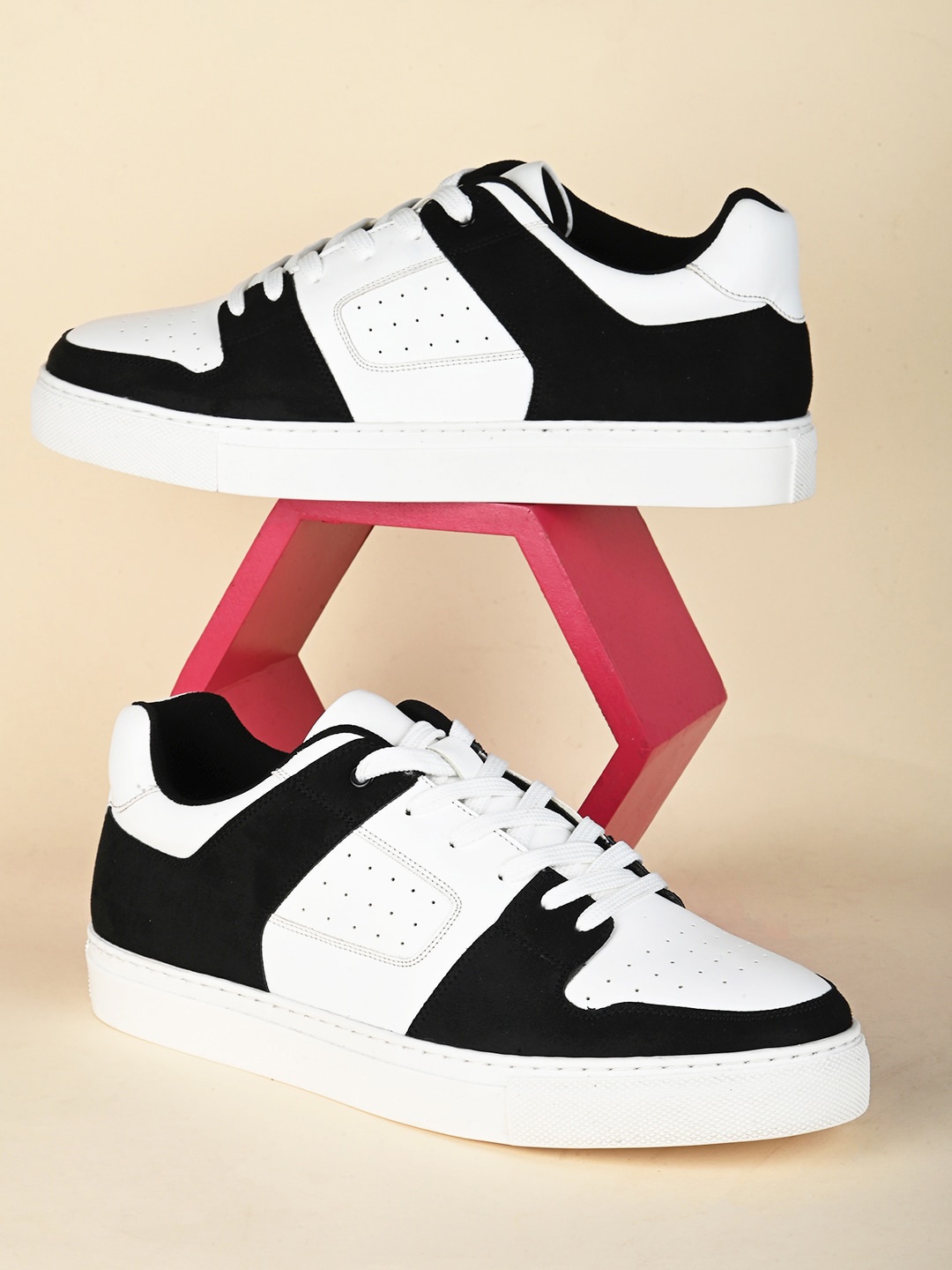 

HRX by Hrithik Roshan Men White & Black Colourblocked Lightweight Sneakers