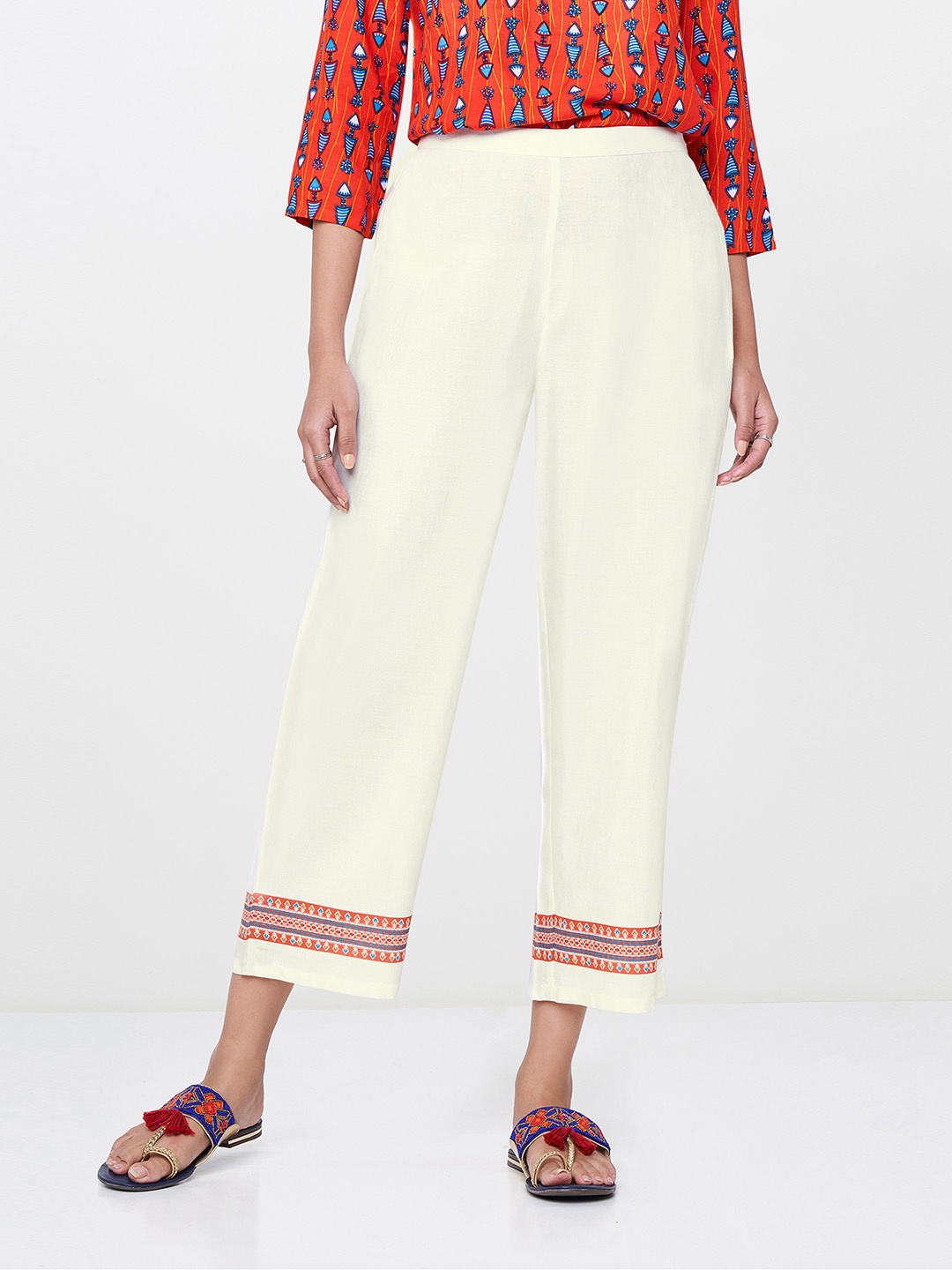 

Global Desi Women Off-White Relaxed Regular Fit Solid Regular Trousers