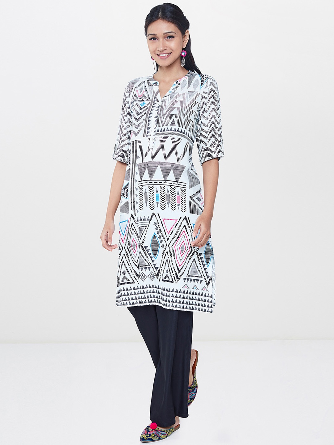 

Global Desi Women White & Black Printed Straight Kurta