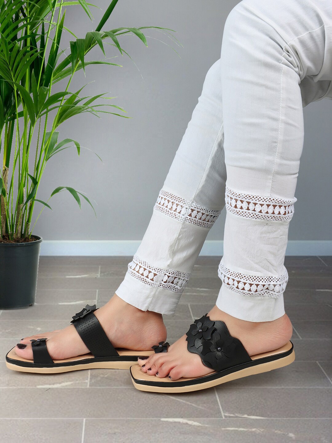 

XE Looks Embellished Lightweight One Toe Flats, Black
