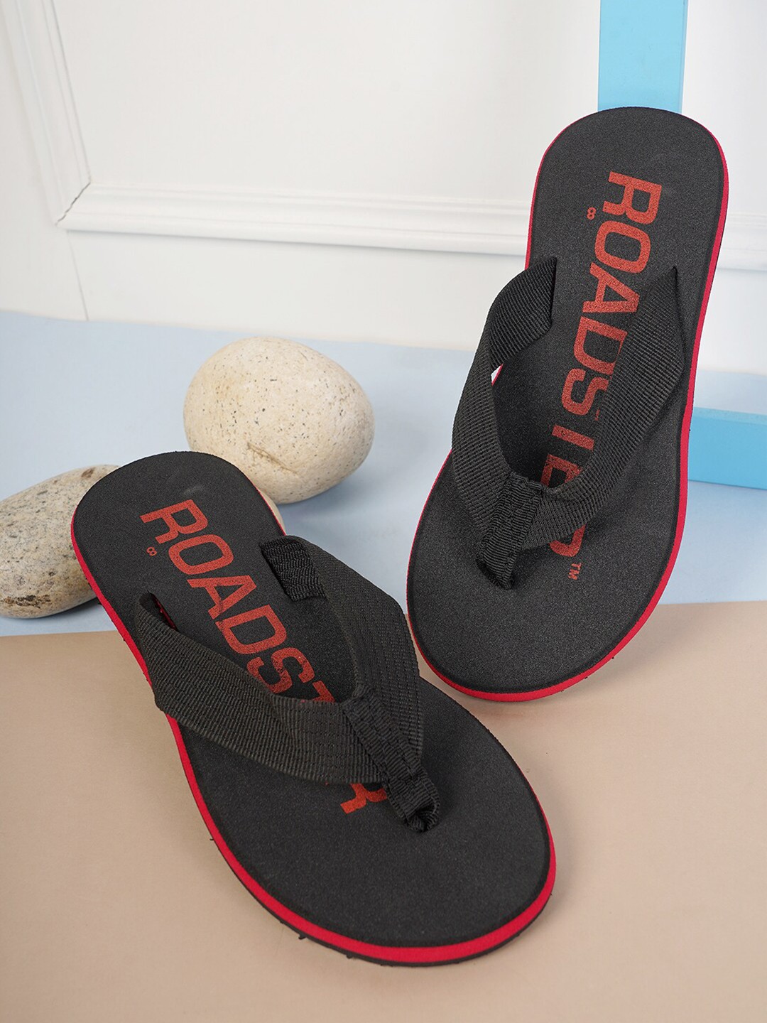 

The Roadster Lifestyle Co. Men Black & Red Printed Lightweight Thong Flip Flops