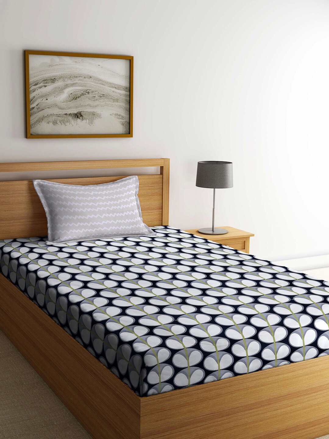 

KLOTTHE Black & White Geometric Printed 300 TC Fitted Single Bedsheet With Pillow Cover