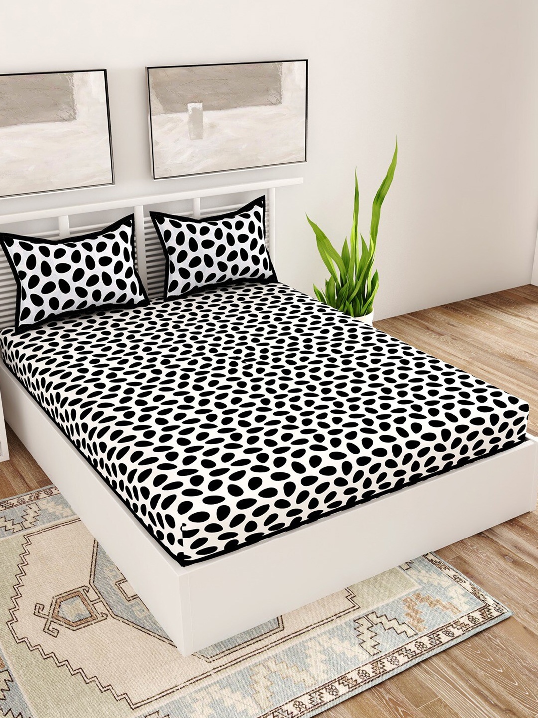 

UNIQCHOICE Black & White Printed Cotton 120 TC Queen Bedsheet with 2 Pillow Covers
