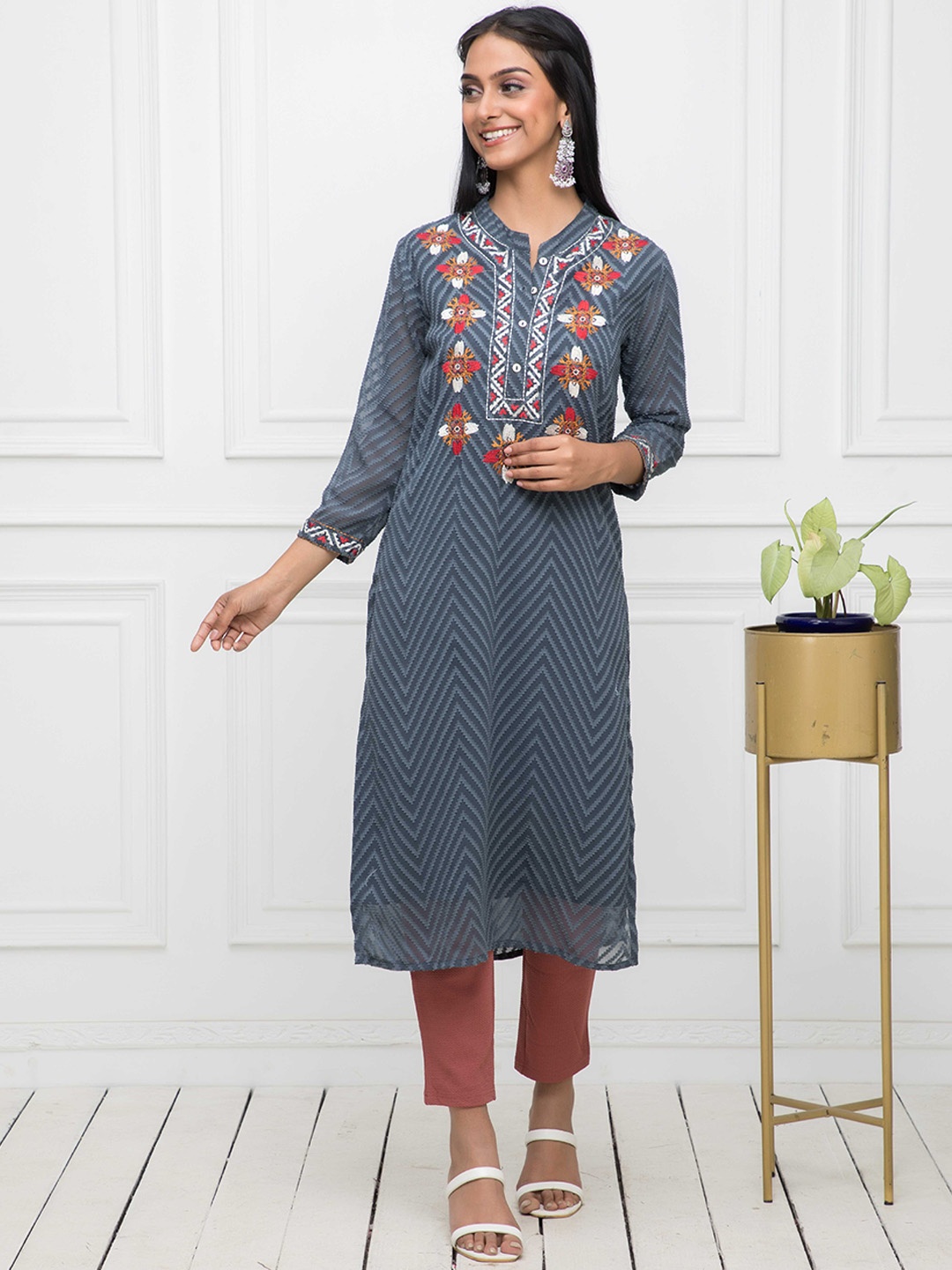 

Sangria Grey Floral Embroidered Straight Kurta