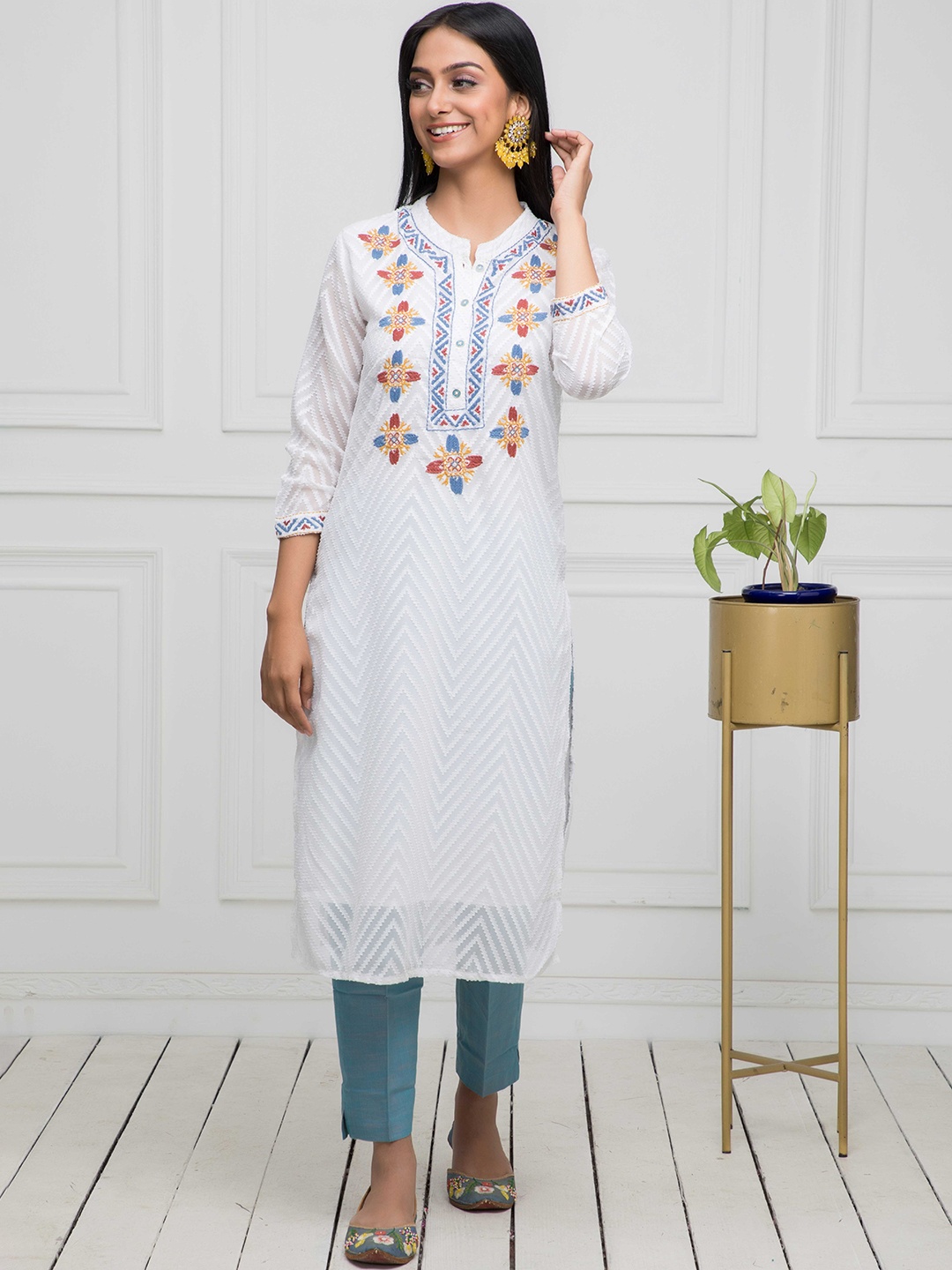 

Sangria White Floral Embroidered Straight Kurta