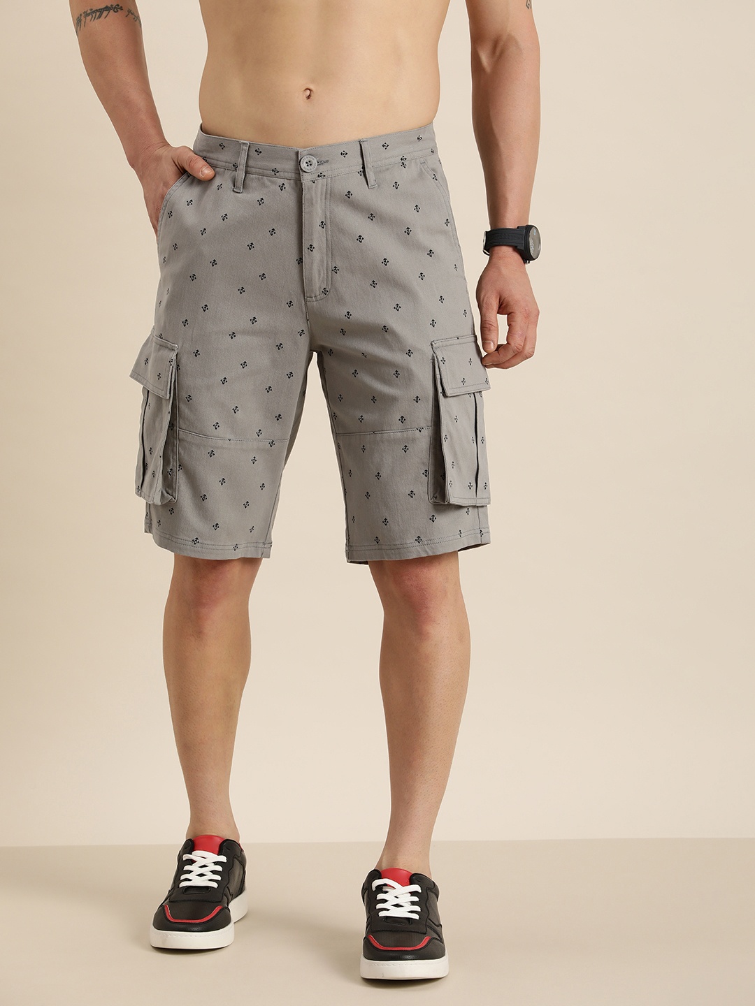 

HERE&NOW Men Abstract Printed Slim Fit Cargo Shorts, Grey