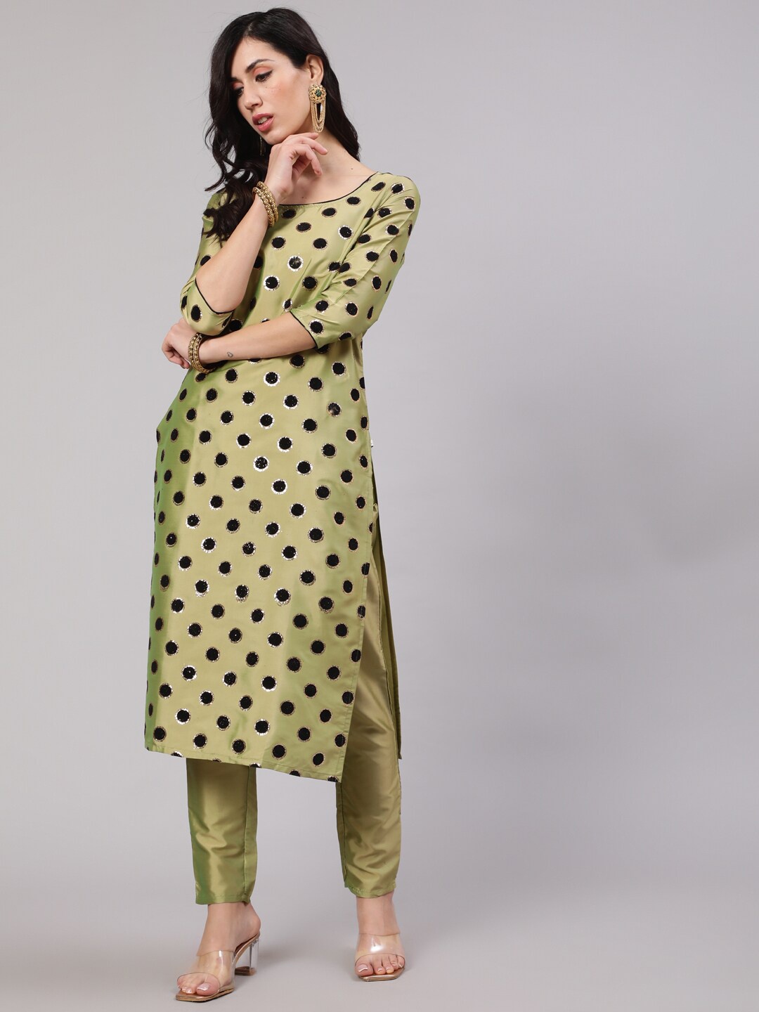 

AKS Embroidered Round Neck Kurta with Trousers, Green