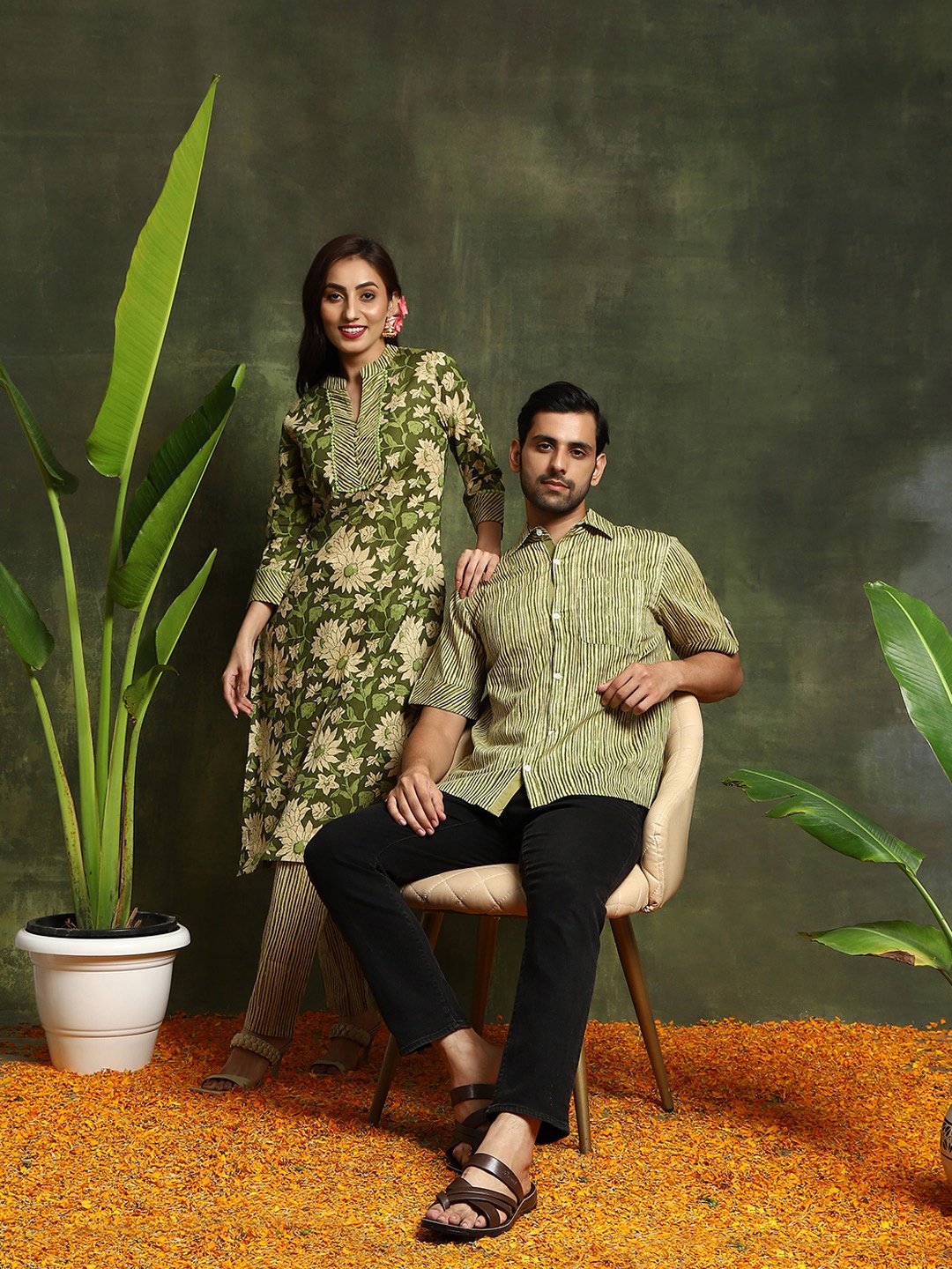 

AKS Floral Printed Mandarin Collar Pure Cotton Kurta with Trousers, Green