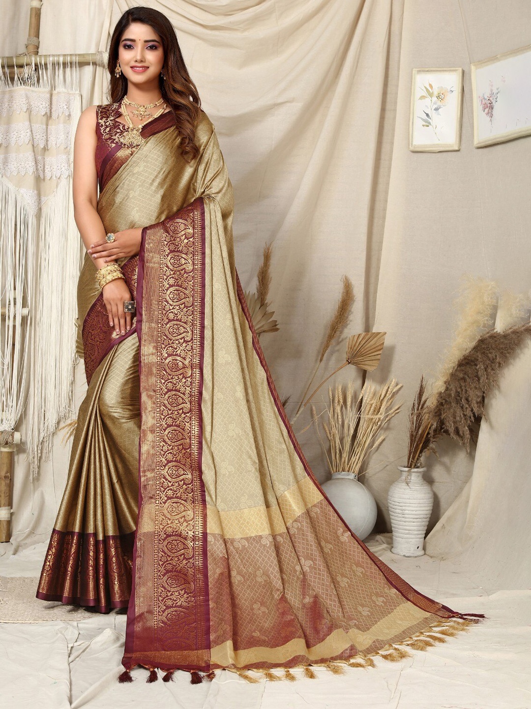 

DIVASTRI Paisley Woven Design Zari Silk Cotton Kanjeevaram Saree, Brown