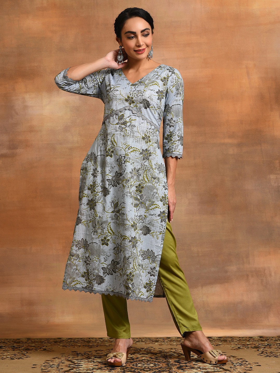 

AKS Floral Printed V-Neck Cotton Straight Kurta, Grey