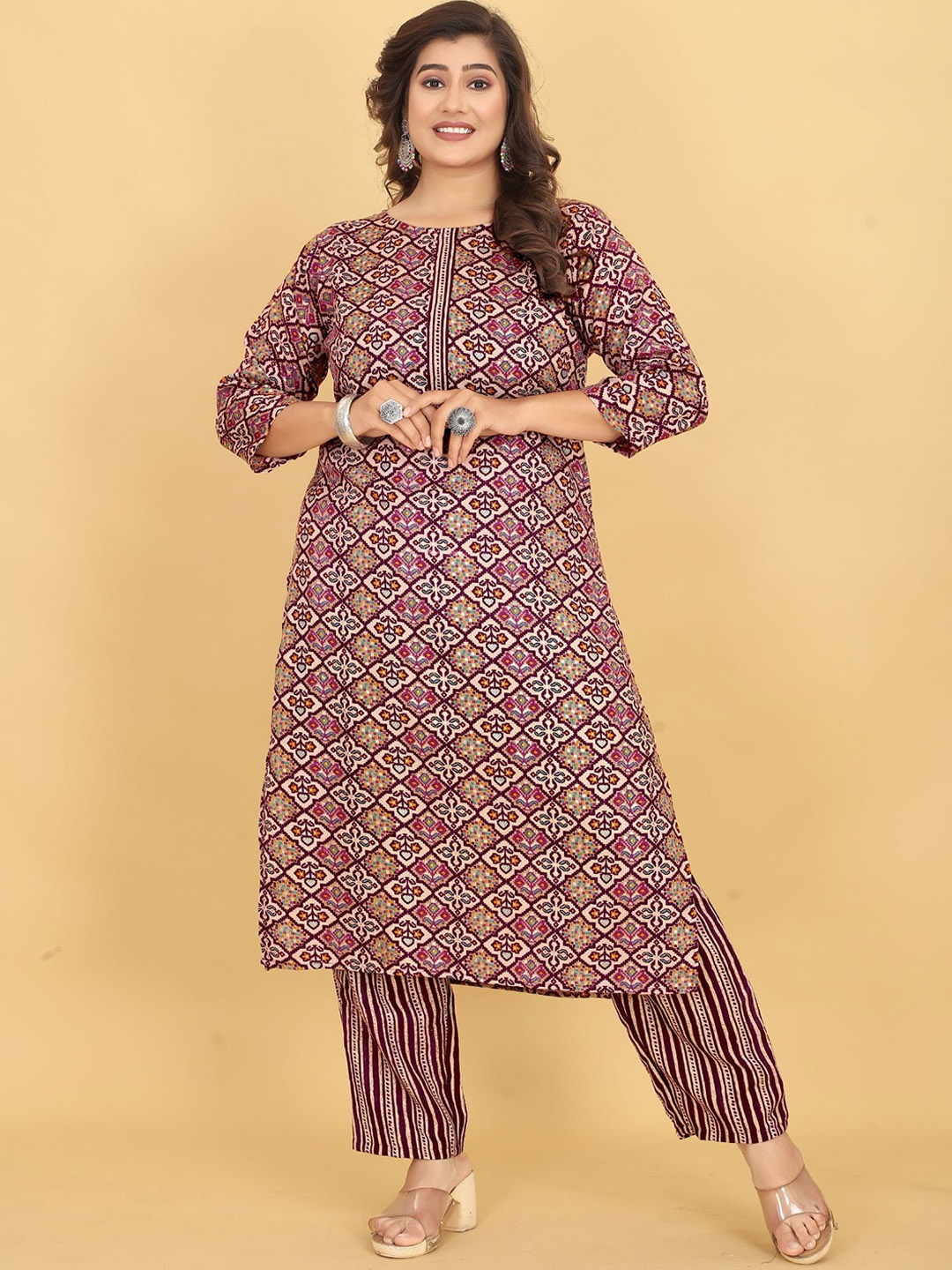 

EVERMORE Plus Size Floral Printed Straight Kurta With Trousers, Burgundy
