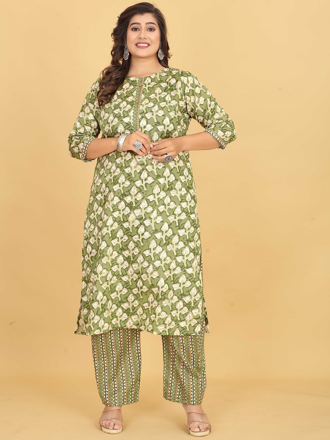 

EVERMORE Plus Size Floral Printed Straight Kurta With Trousers, Green