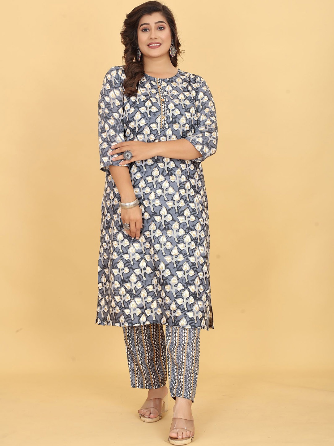 

EVERMORE Plus Size Floral Printed Straight Kurta With Trousers, Grey