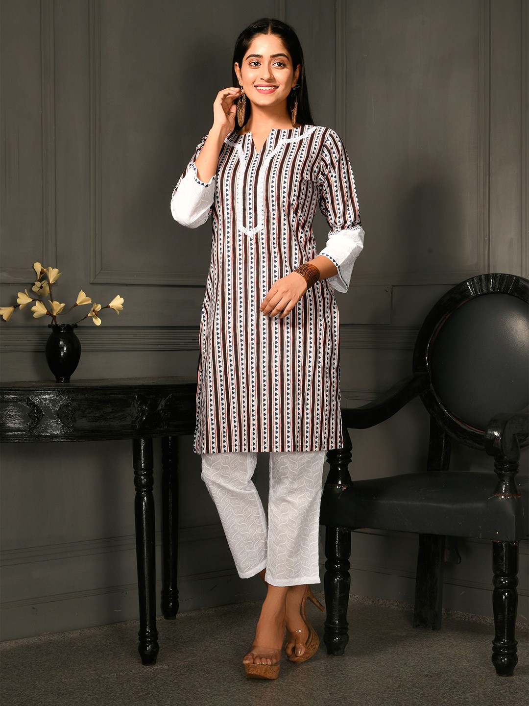 

Disli Geometric Printed Pure Cotton Gotta Patti Kurta, White