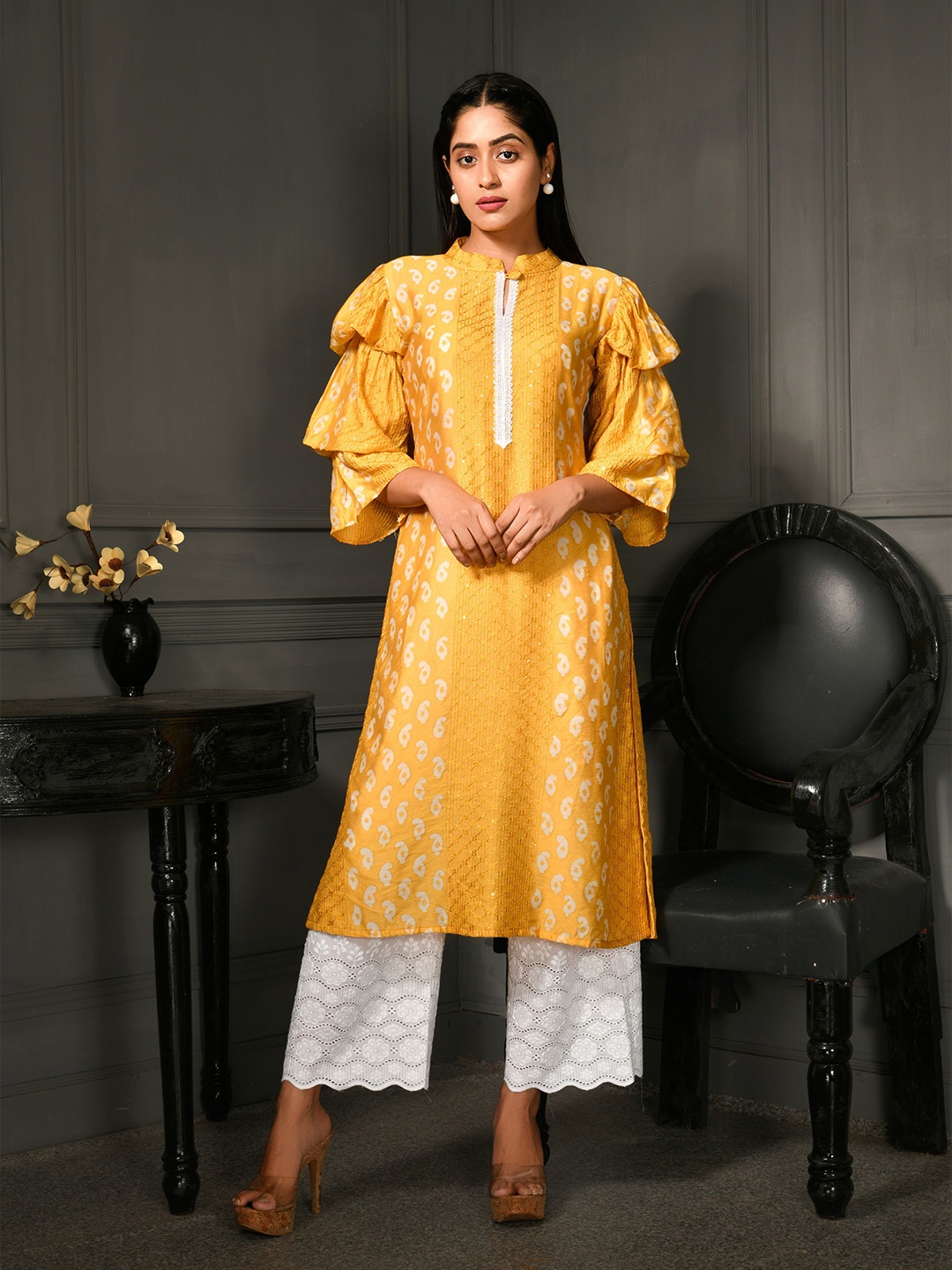 

Disli Paisley Printed Bell Sleeves Sequinned Straight Kurta, Yellow