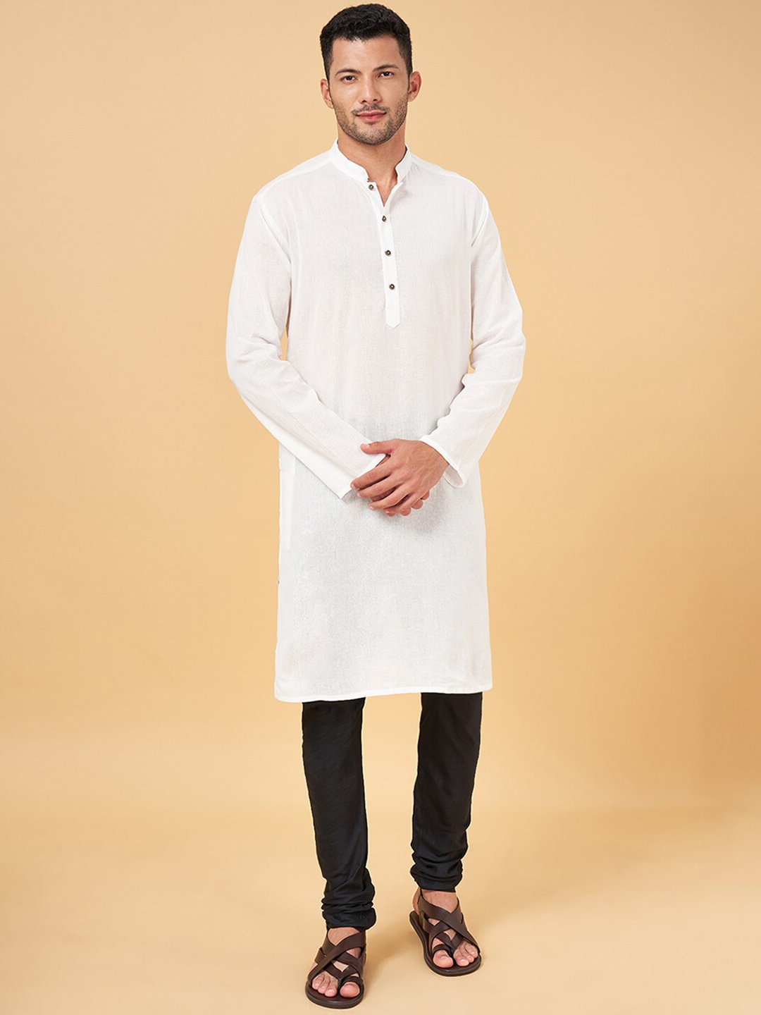 

indus route by Pantaloons Men Off White Flared Sleeves Chikankari Kurta