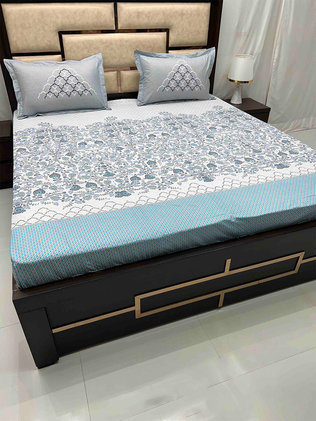 

Pure Decor Lifestyle White & Blue Printed Cotton 380 TC King Bedsheet with 2 Pillow Covers
