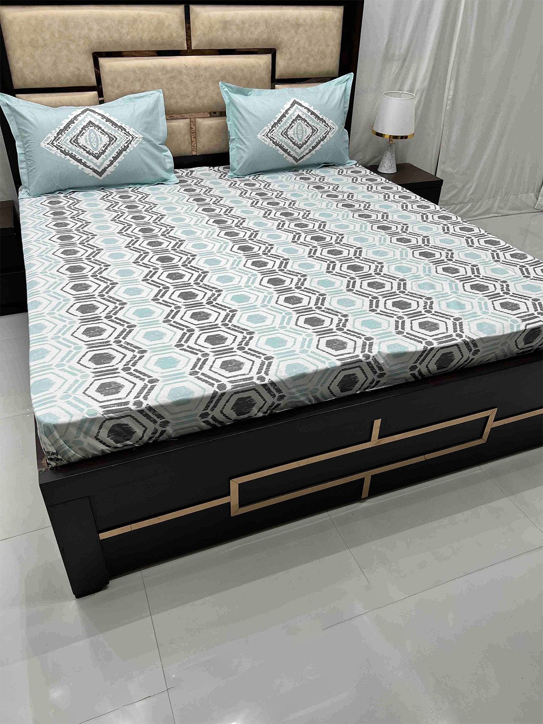 

Pure Decor Lifestyle Green Printed Cotton 380 TC King Bedsheet with 2 Pillow Covers, White