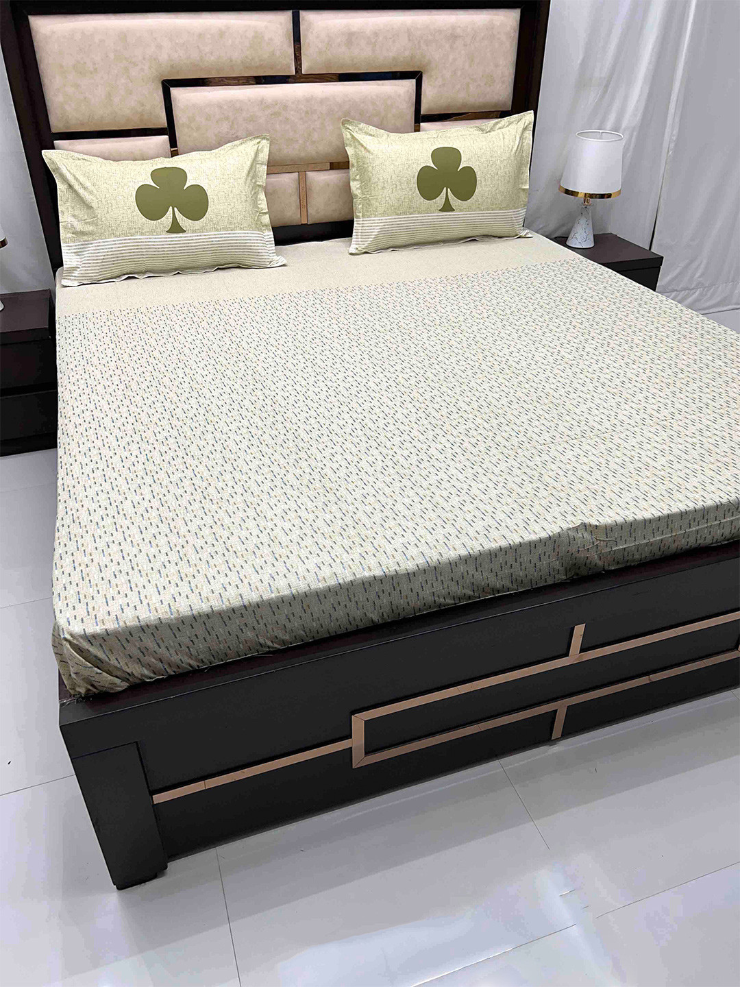 

Pure Decor Lifestyle Green Printed Cotton 380 TC King Bedsheet with 2 Pillow Covers, White