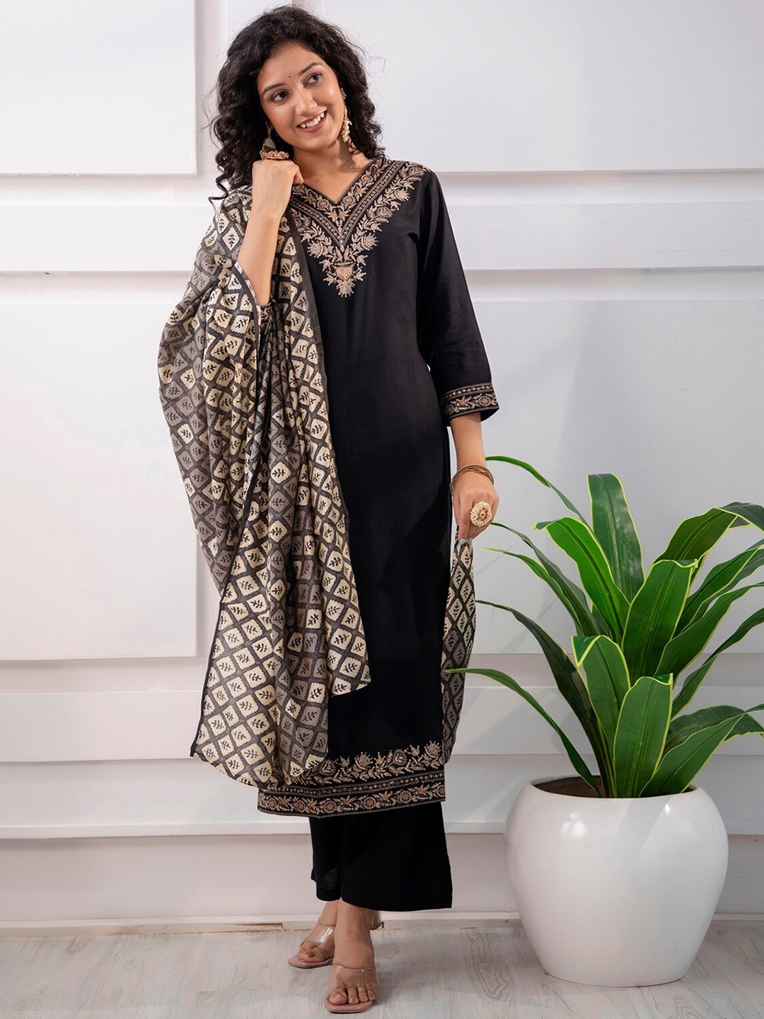 

Nehamta Ethnic Motifs V-Neck Thread Work Kurta Set With Dupatta, Black