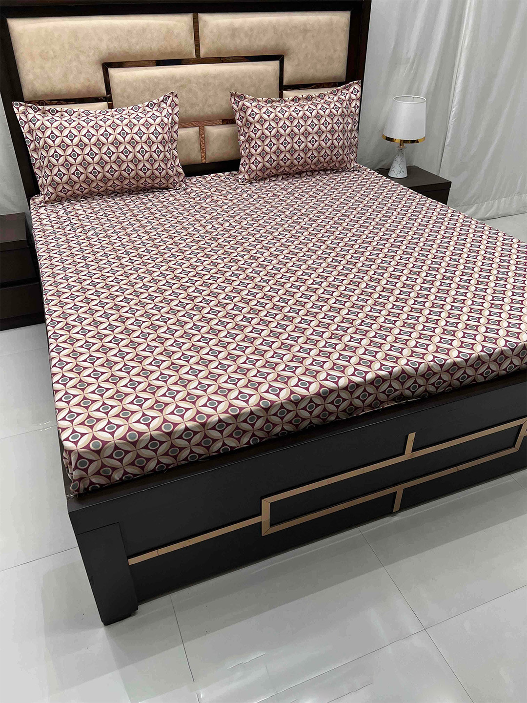 

Pure Decor Leisure Fur Purple Printed 260 TC King Bedsheet with 2 Pillow Covers