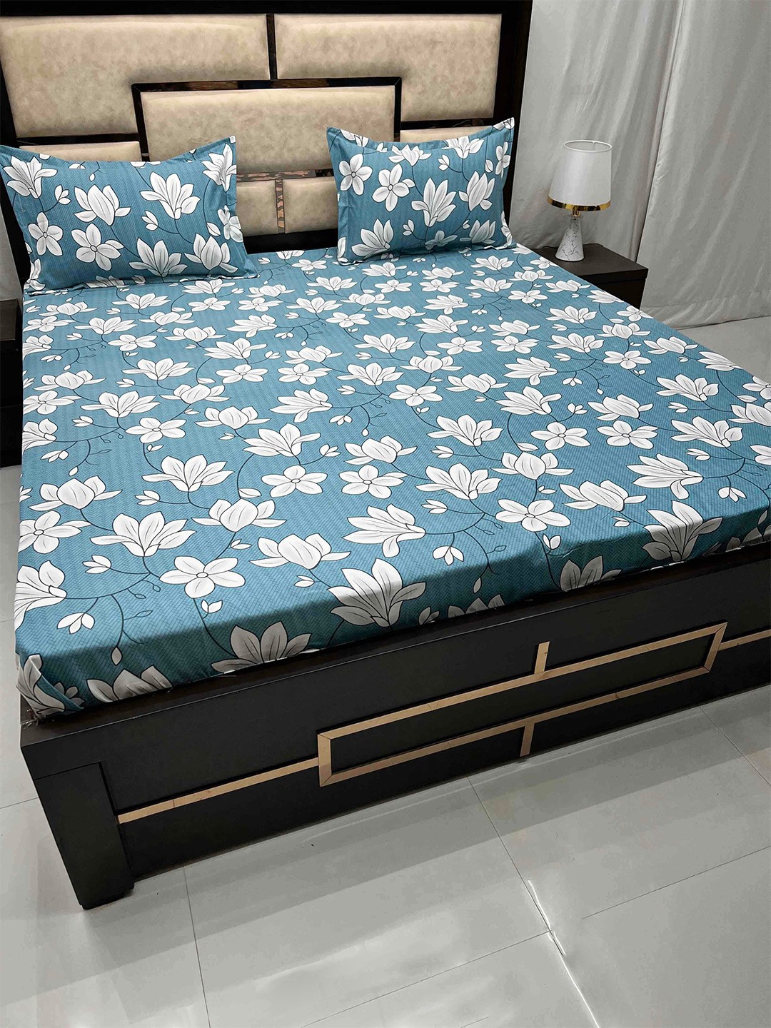 

Pure Decor Blue & White Floral 260 TC King Bedsheet with 2 Pillow Covers