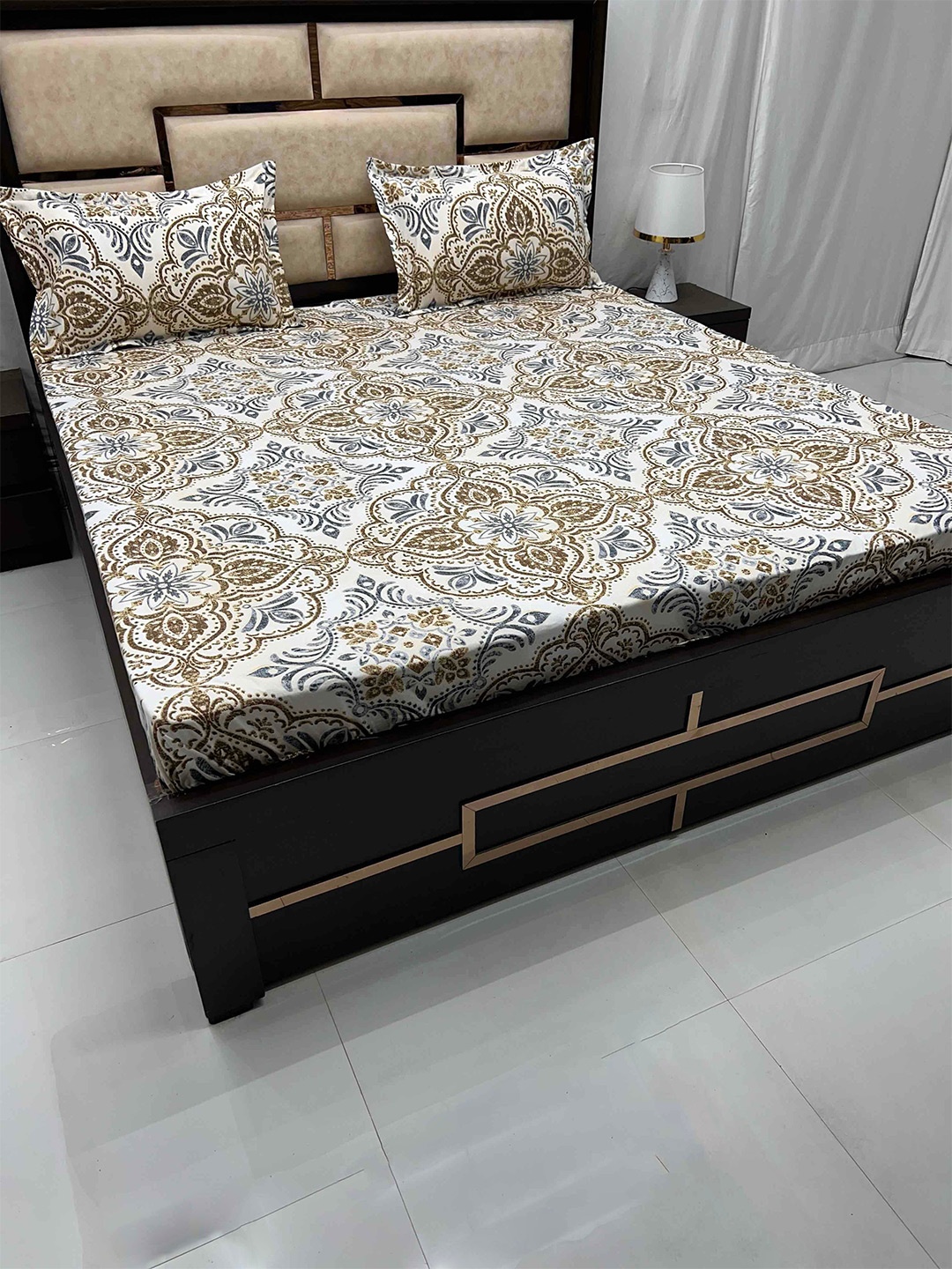 

Pure Decor White & Blue Ethnic Motifs 260 TC King Bedsheet with 2 Pillow Covers