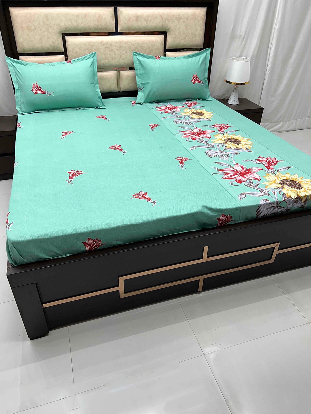 

Pure Decor Sea Green & Red Floral 260 TC King Bedsheet with 2 Pillow Covers