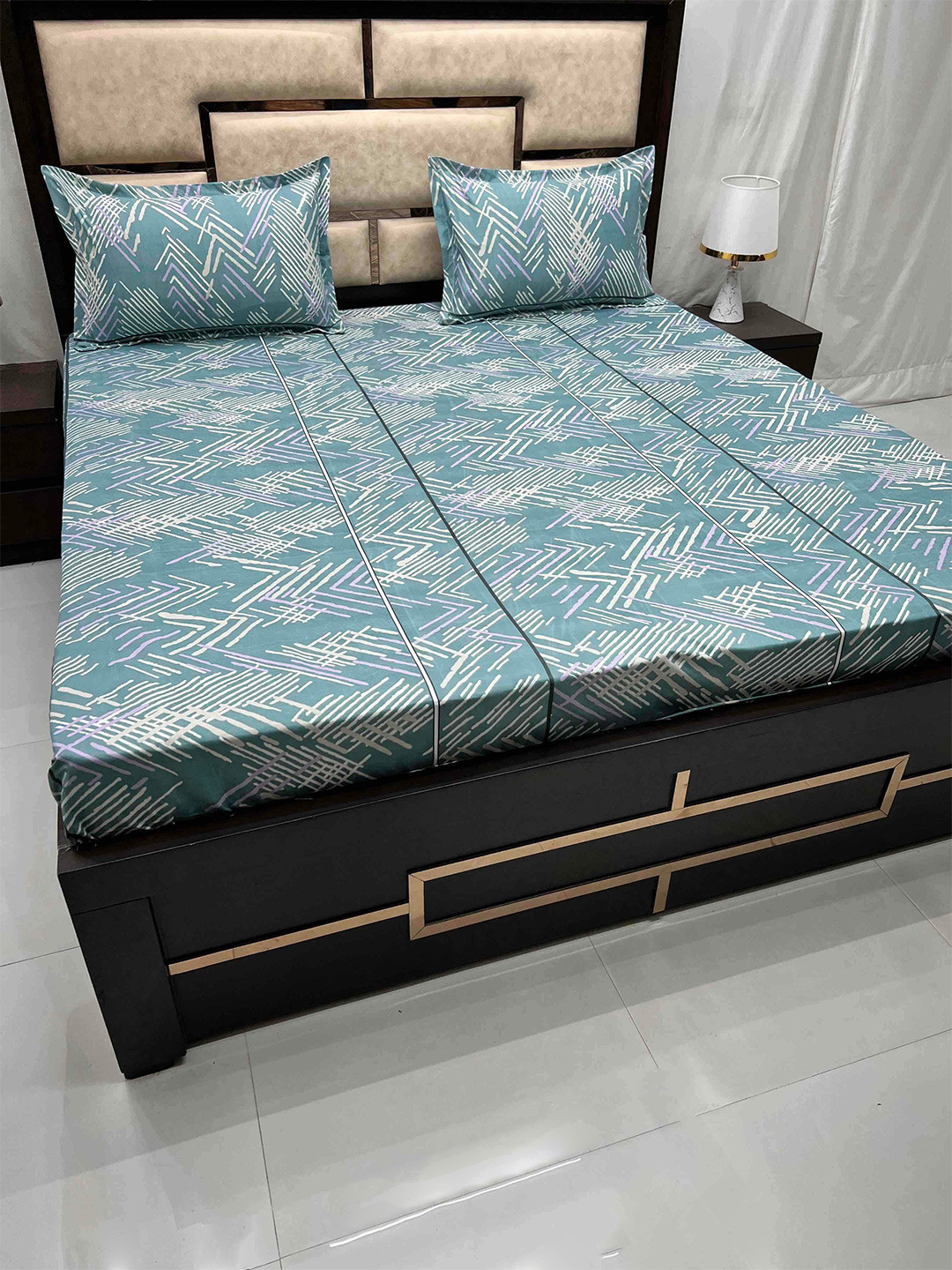 

Pure Decor Green & White Geometric 260 TC King Bedsheet with 2 Pillow Covers