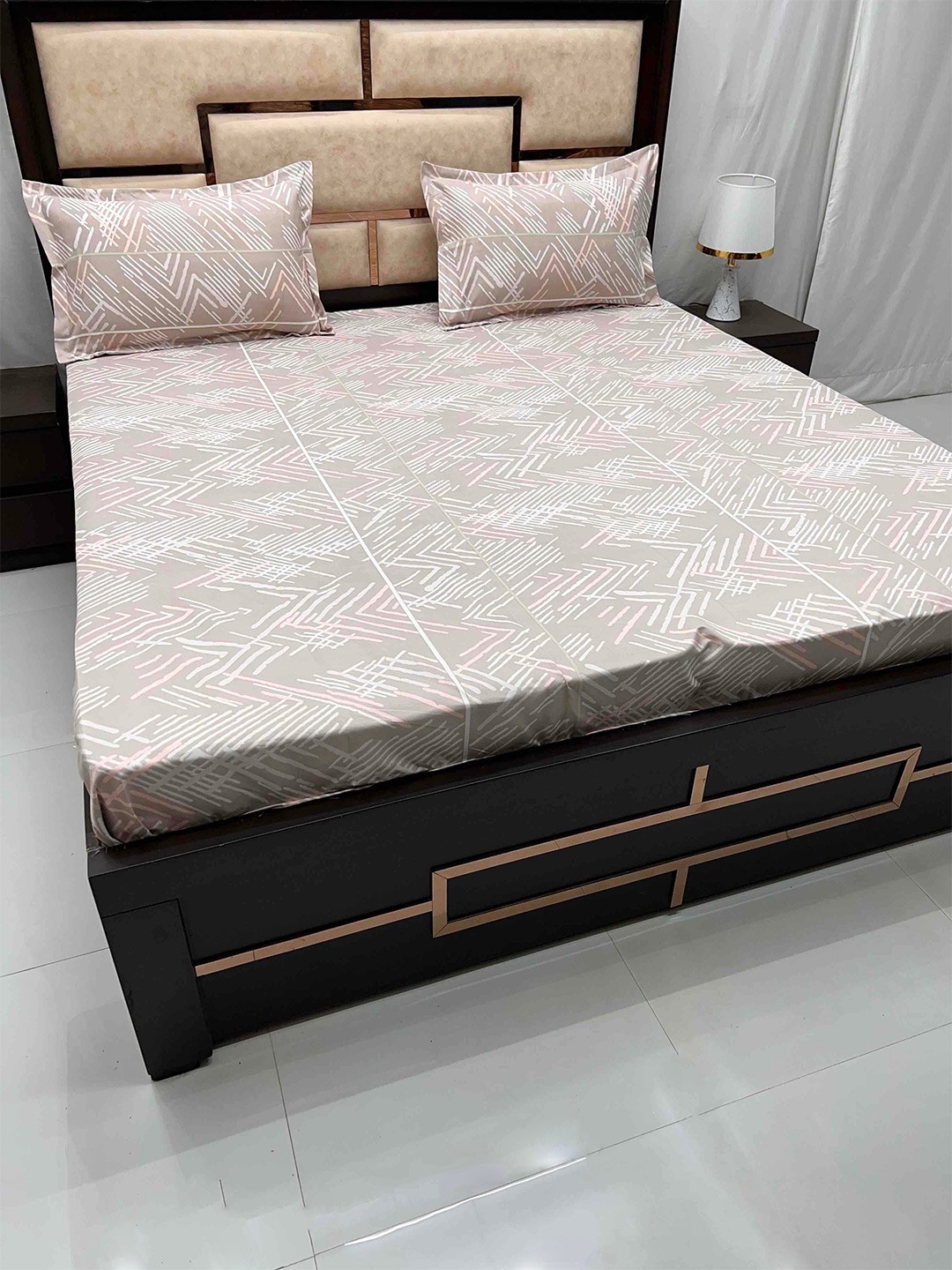 

Pure Decor Beige & White Geometric 260 TC King Bedsheet with 2 Pillow Covers