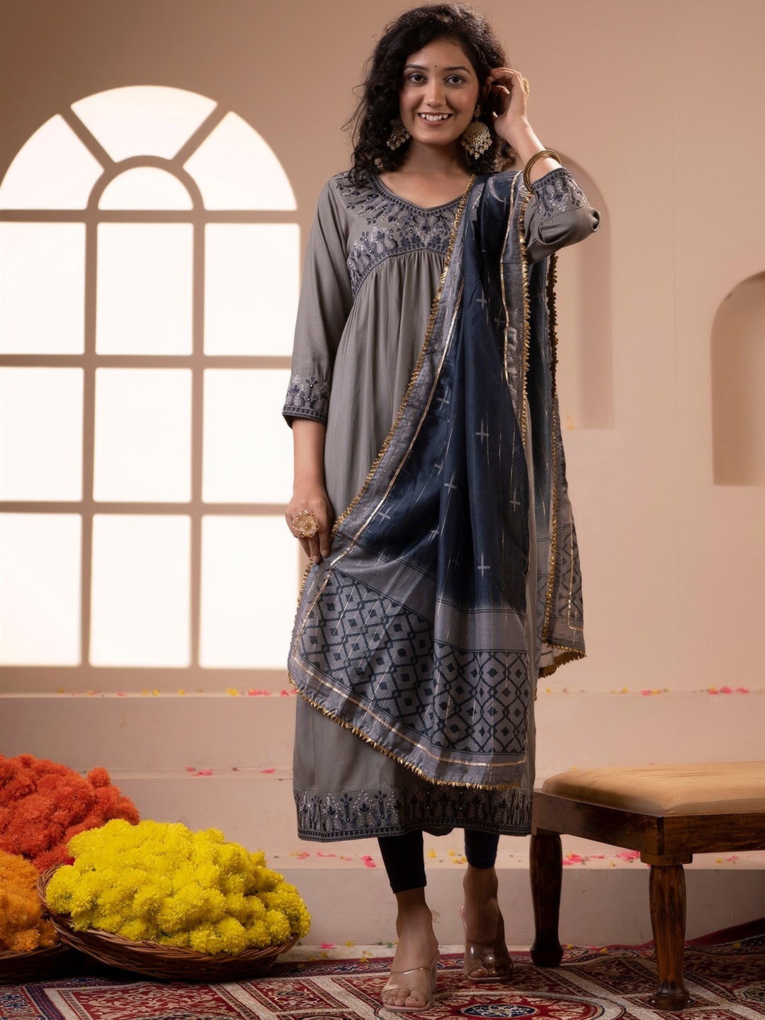 

Nehamta Geometric Printed Kurta & Dupatta, Grey