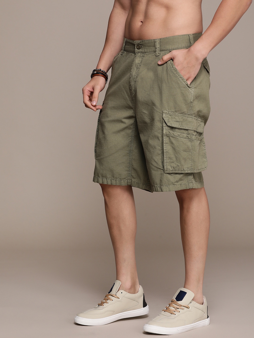 

The Roadster Life Co. Men Self Design Checked Cargo Shorts, Olive