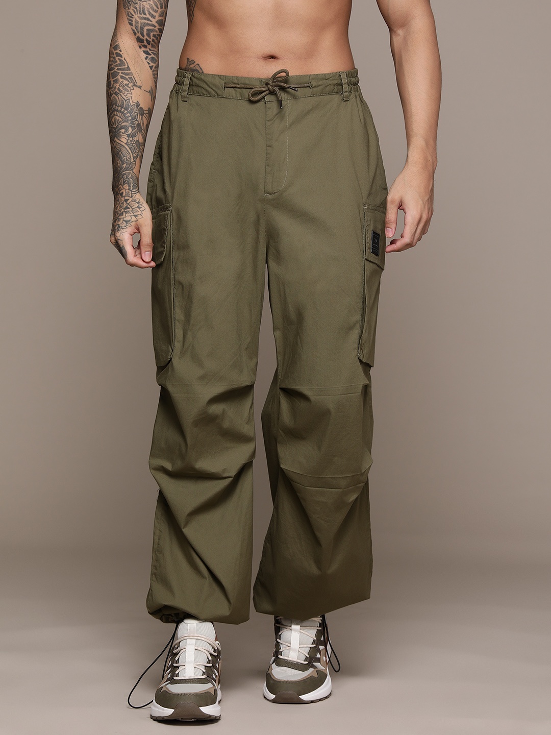 

The Roadster Lifestyle Co. Men Loose Fit Low-Rise Joggers, Olive