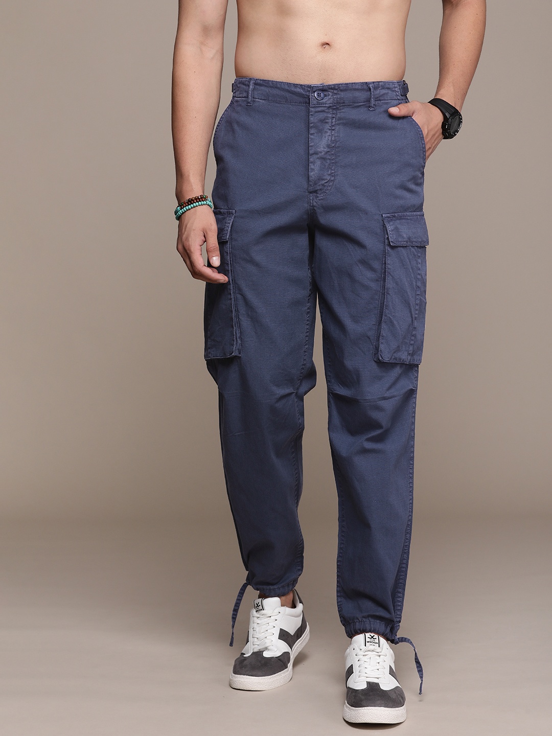 

The Roadster Lifestyle Co. Men Checked Relaxed Fit Cargo Trousers, Navy blue