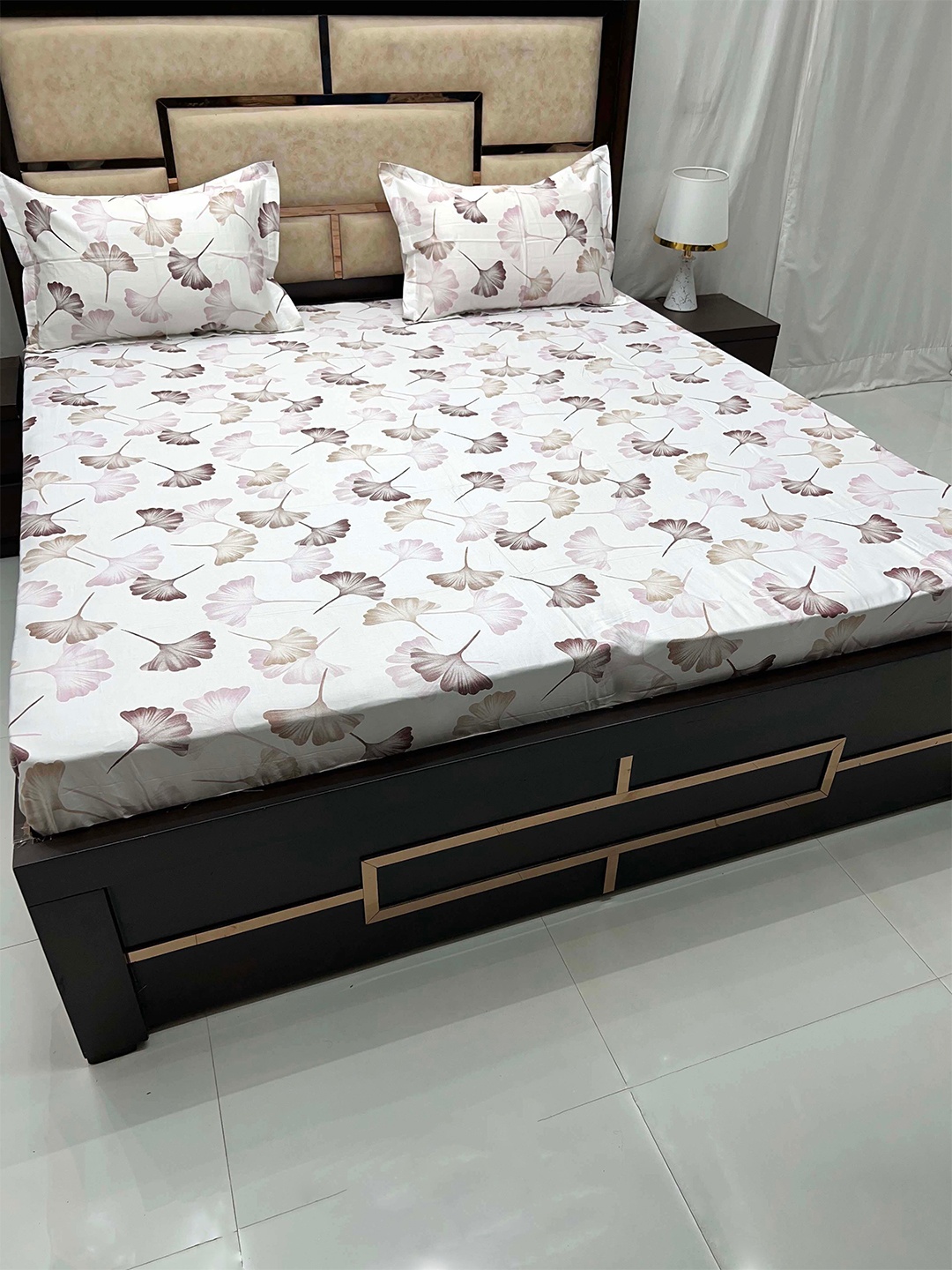 

Pure Decor Royal Divine White Printed Cotton 400 TC King Bedsheet with 2 Pillow Covers, Purple