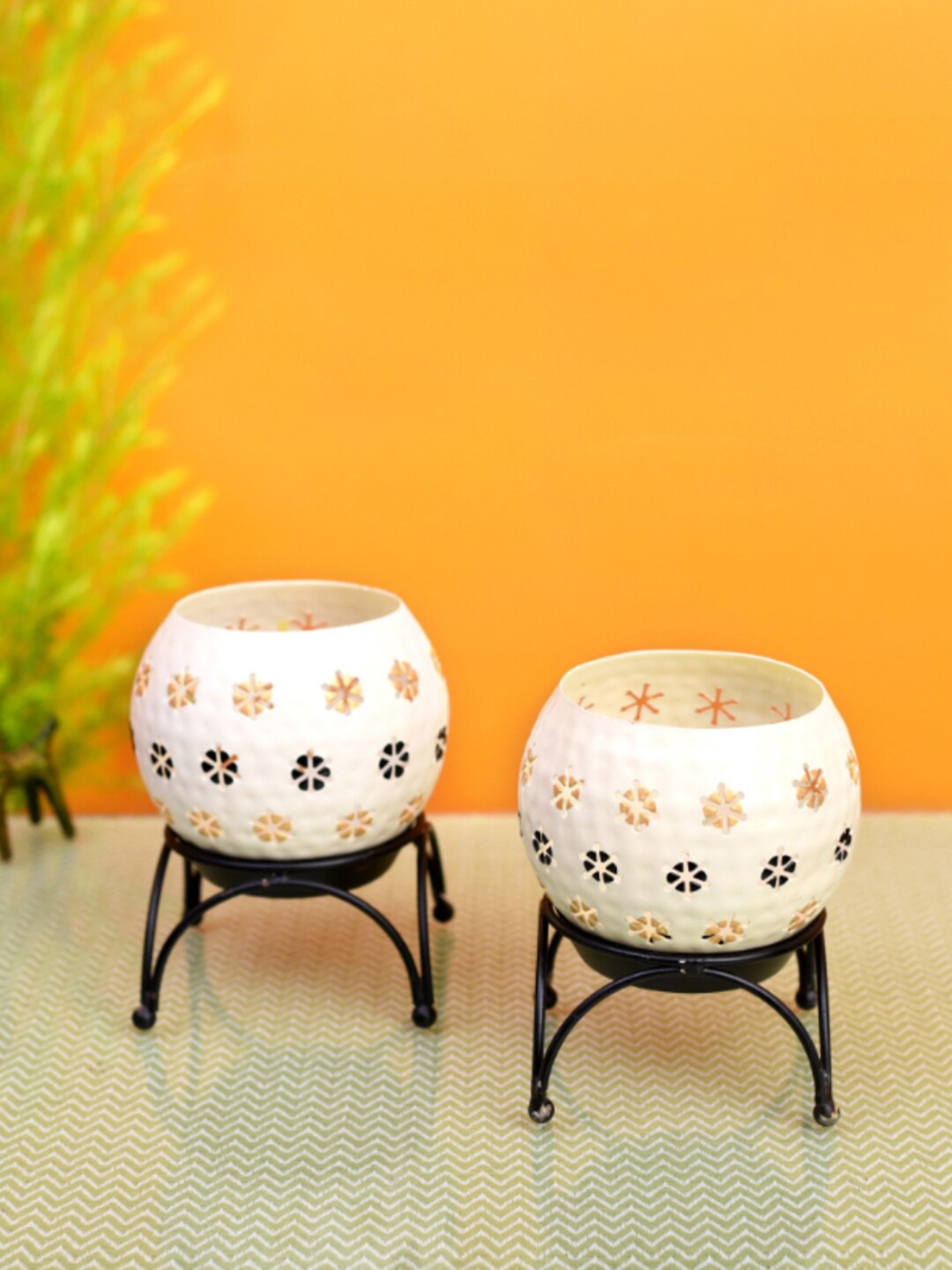 

AAKRITI ART CREATIONS White 2-Pieces Round Shape Polka Tealights with Metal Stand