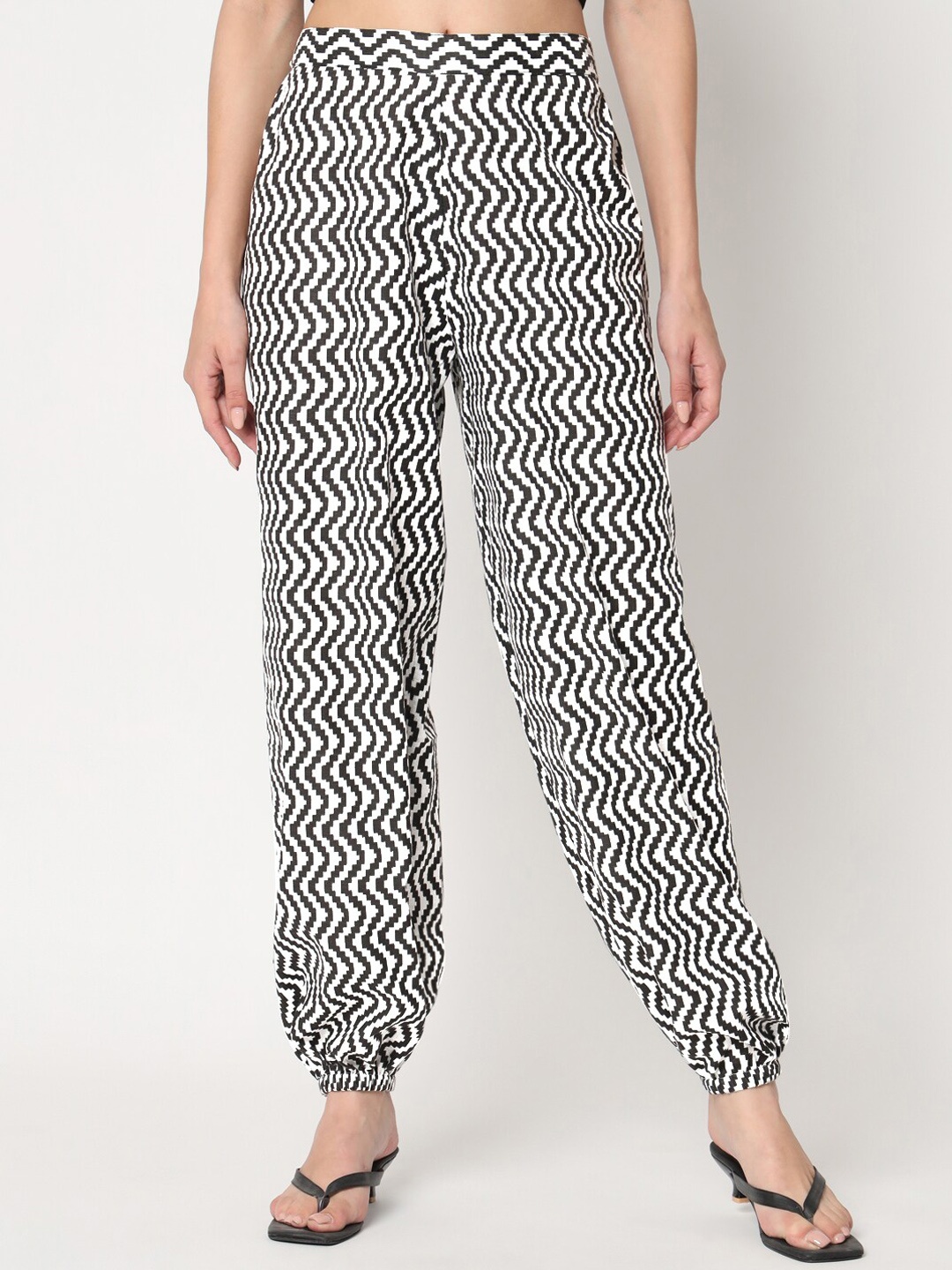 

9rasa Women Cotton Chevron Printed Trousers, White