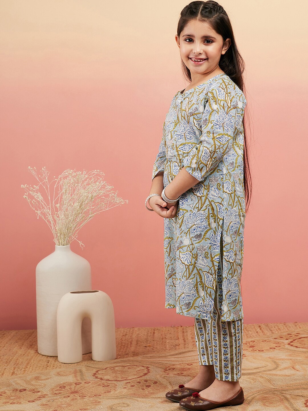 

Sangria Girls Blue & White Floral Printed Pure Cotton Straight Kurta With Trousers