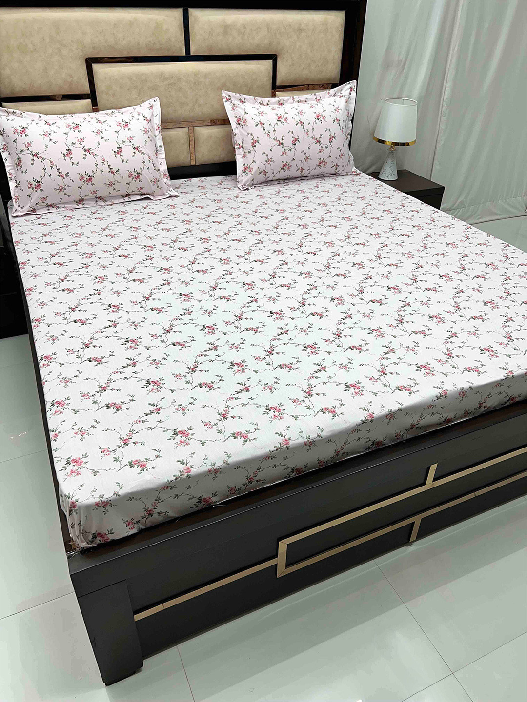

Pure Decor Villa Pink Printed Pure Cotton 380 TC King Bedsheet With 2 Pillow Covers