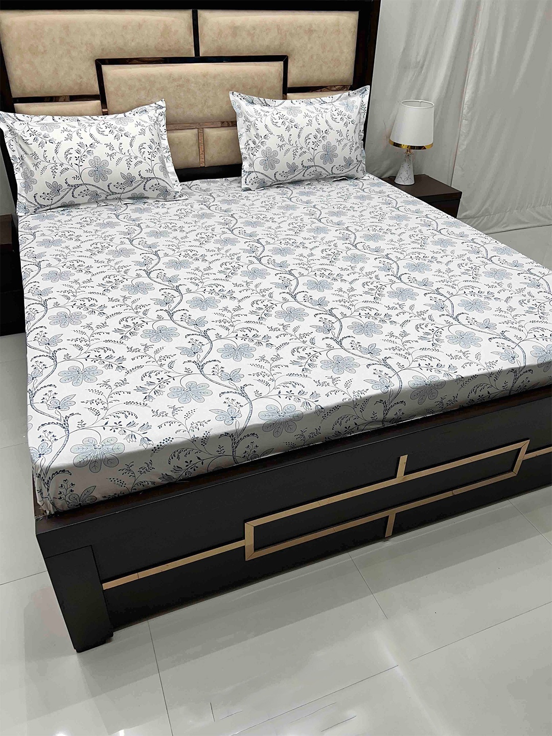 

Pure Decor Villa Blue & White Floral Cotton 380 TC King Bedsheet With 2 Pillow Covers
