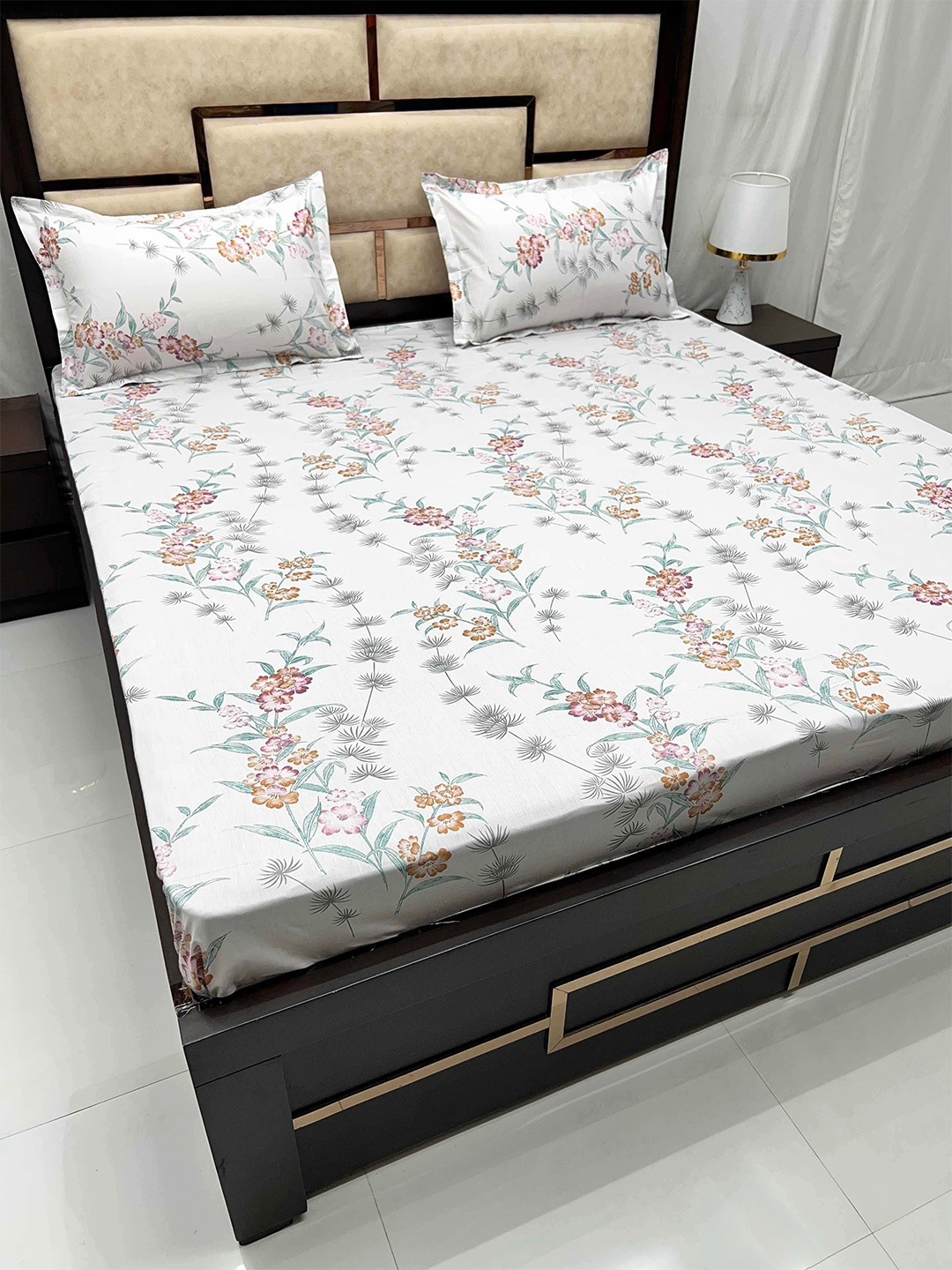 

Pure Decor White & Green Printed Pure Cotton 380 TC King Bedsheet With 2 Pillow Covers