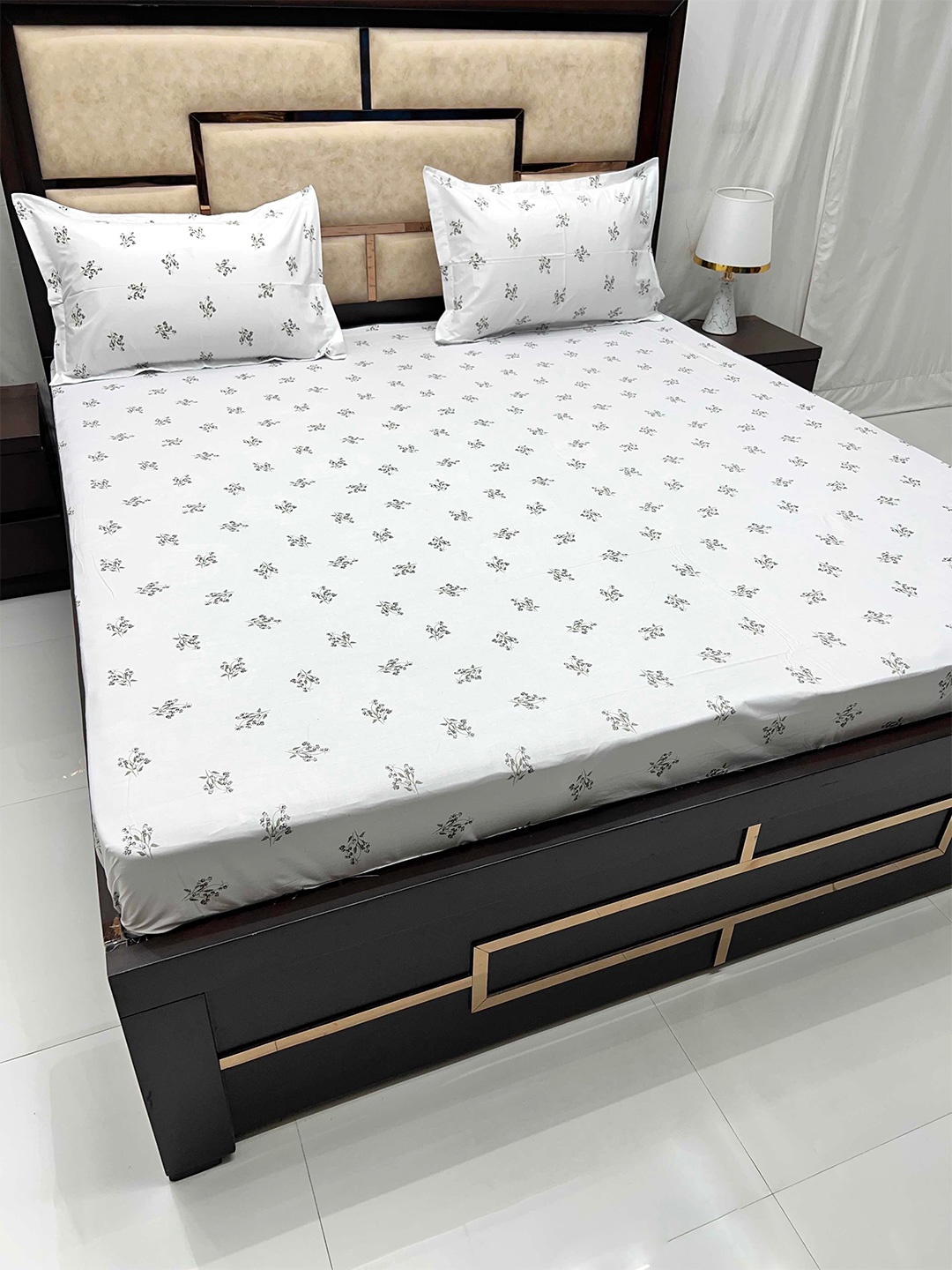 

Pure Decor White & Black Printed Pure Cotton 380 TC King Bedsheet With 2 Pillow Covers