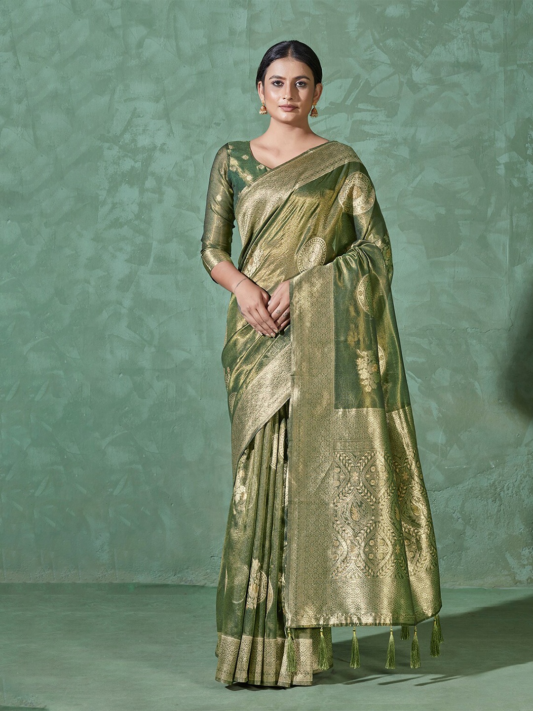 

MONJOLIKA FASHION Olive Green & Gold-Toned Woven Design Zari Bomkai silk Saree