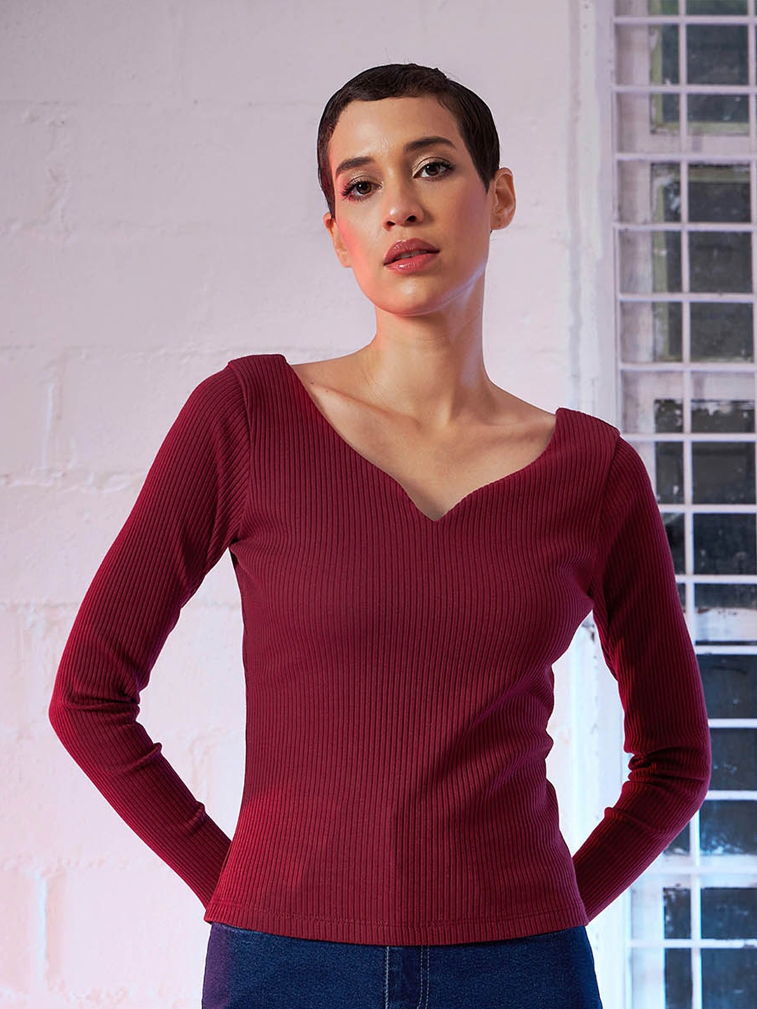 

SASSAFRAS Maroon Self Design Sweetheart Neck Long Sleeves Fitted Top