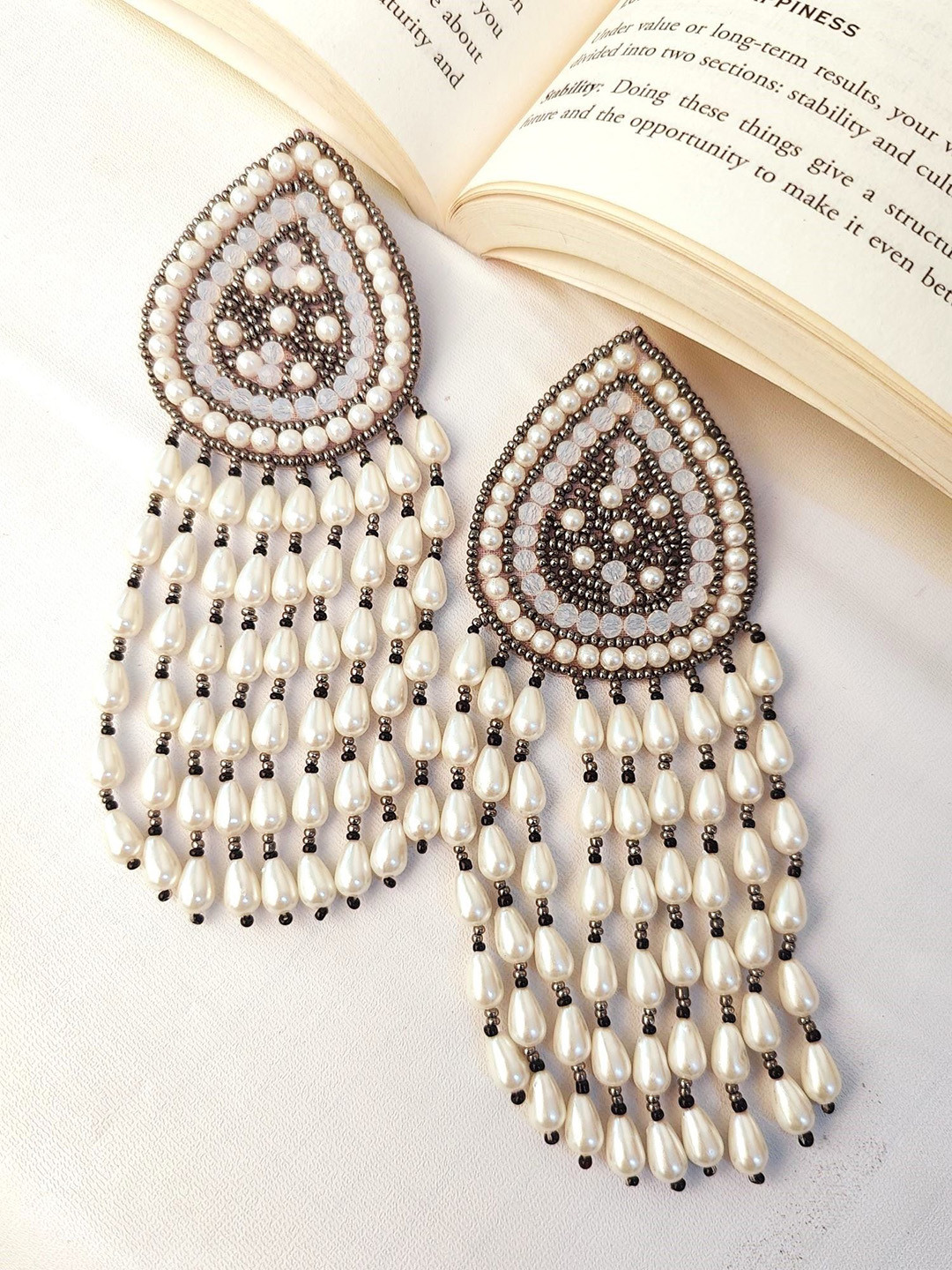 

Crunchy Fashion Teardrop Shaped Drop Earrings, White