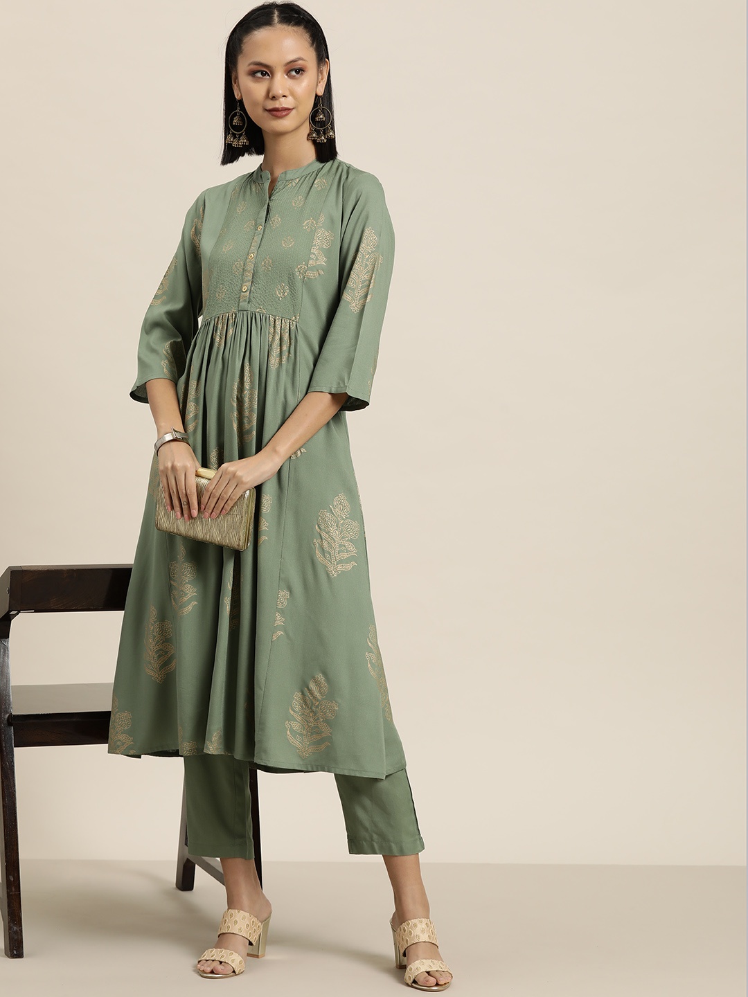 

HERE&NOW Foil Print Pleated Thread Work Kurta with Trousers, Green