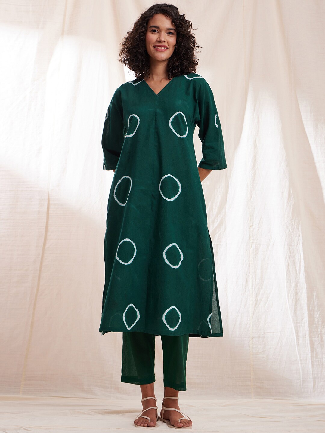 

Pink Fort Dyed V-Neck Three-Quarter A-Line Sleeves Cotton Kurta Set, Green