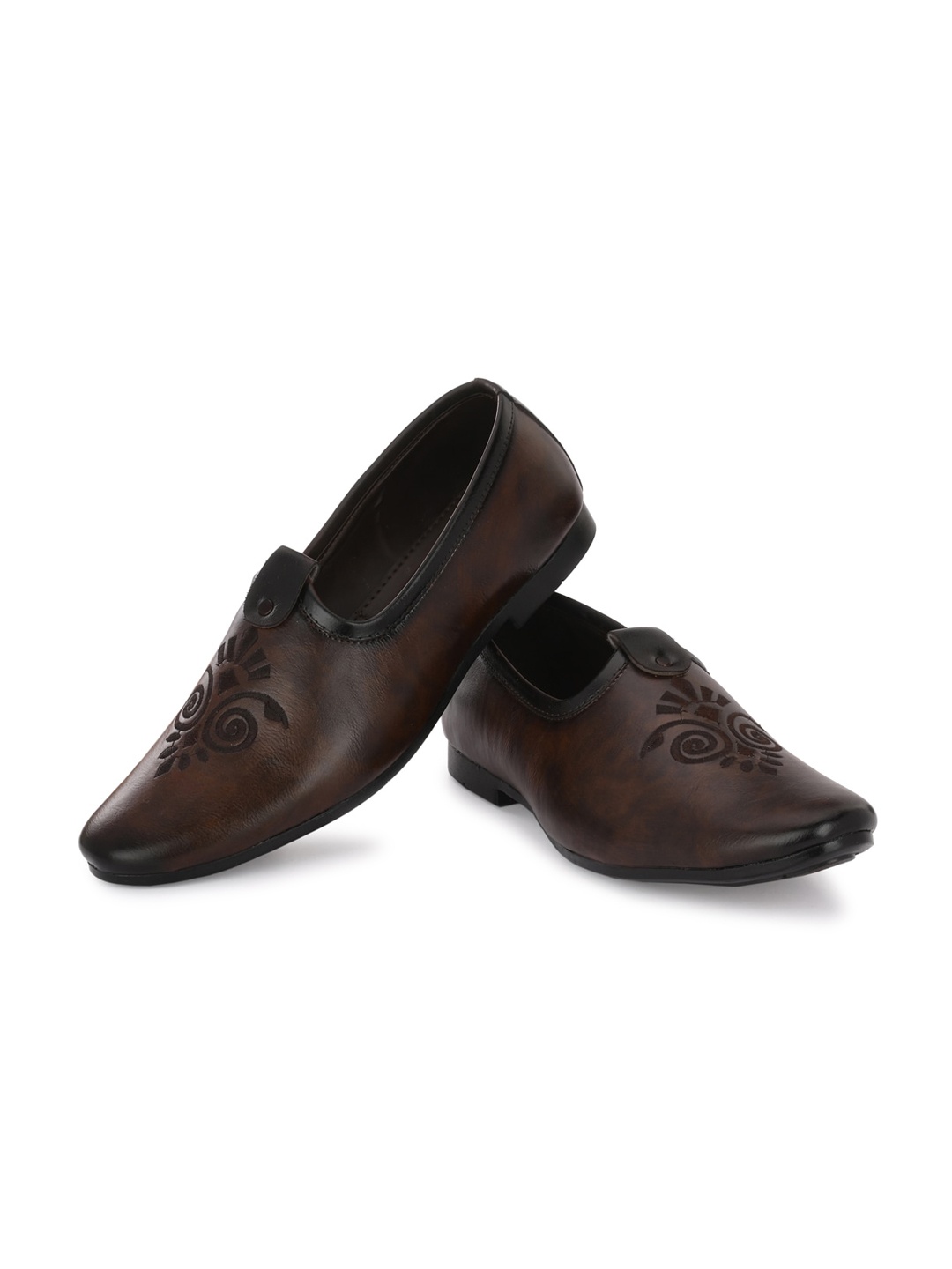 

ATTITUDIST Men Embroidered Mojaris, Brown