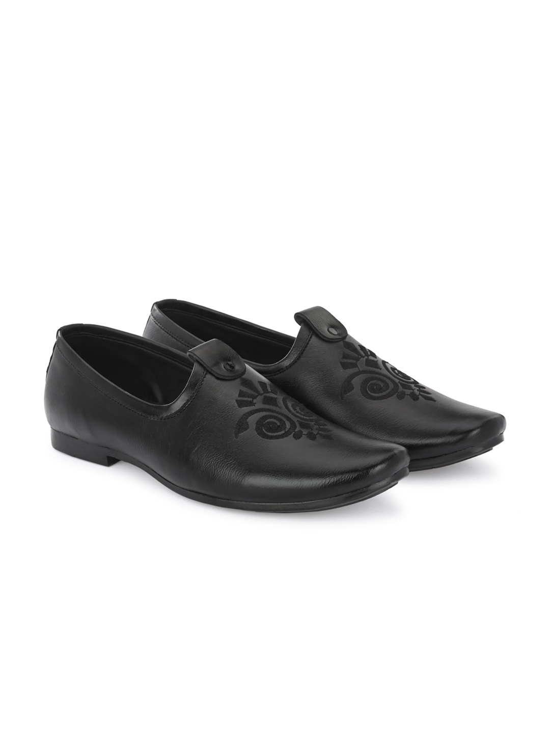

ATTITUDIST Men Embroidered Mojaris, Black